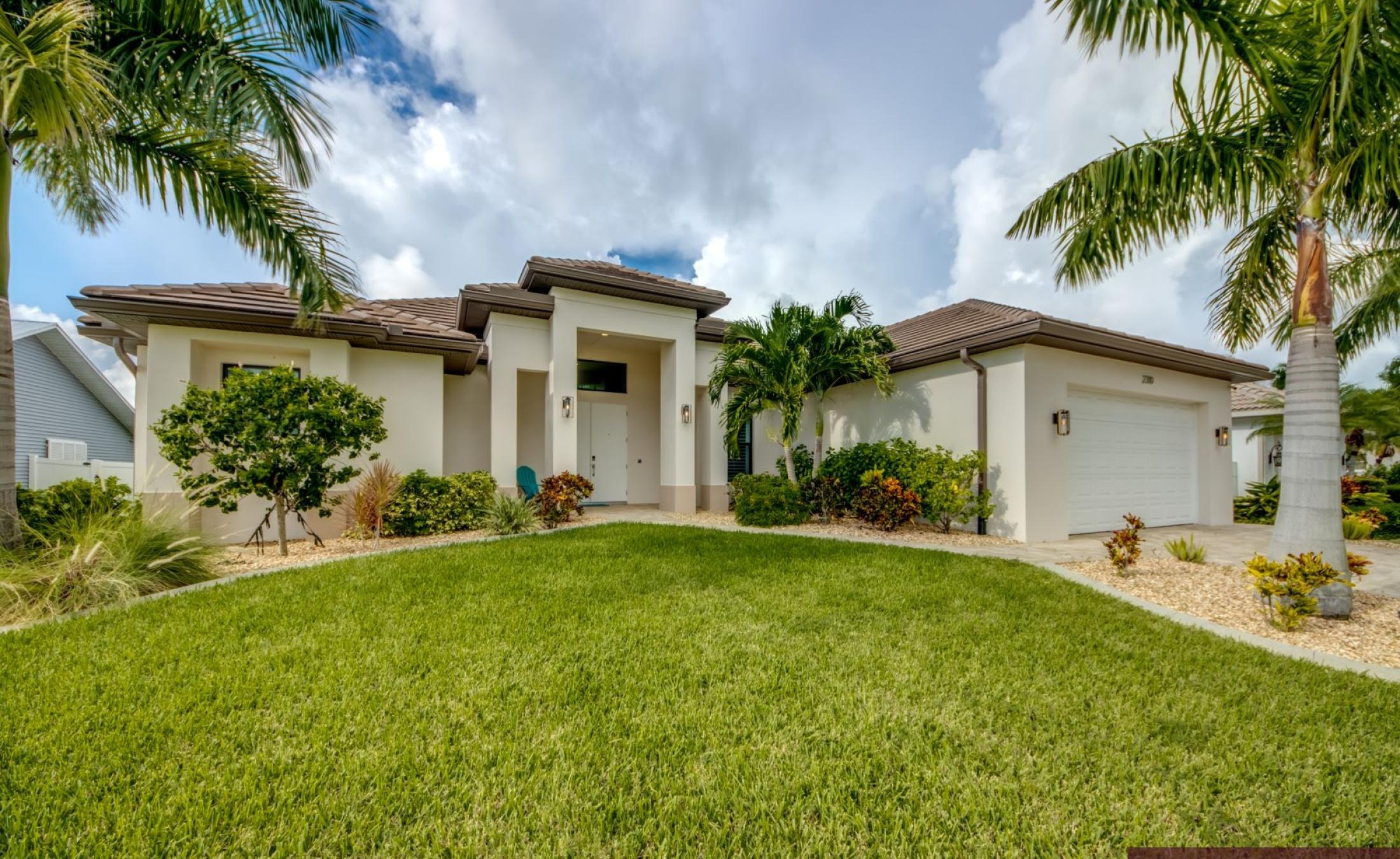 Beheizter Pool mit Spa auf der sonnigen Terrasse am Wasser.