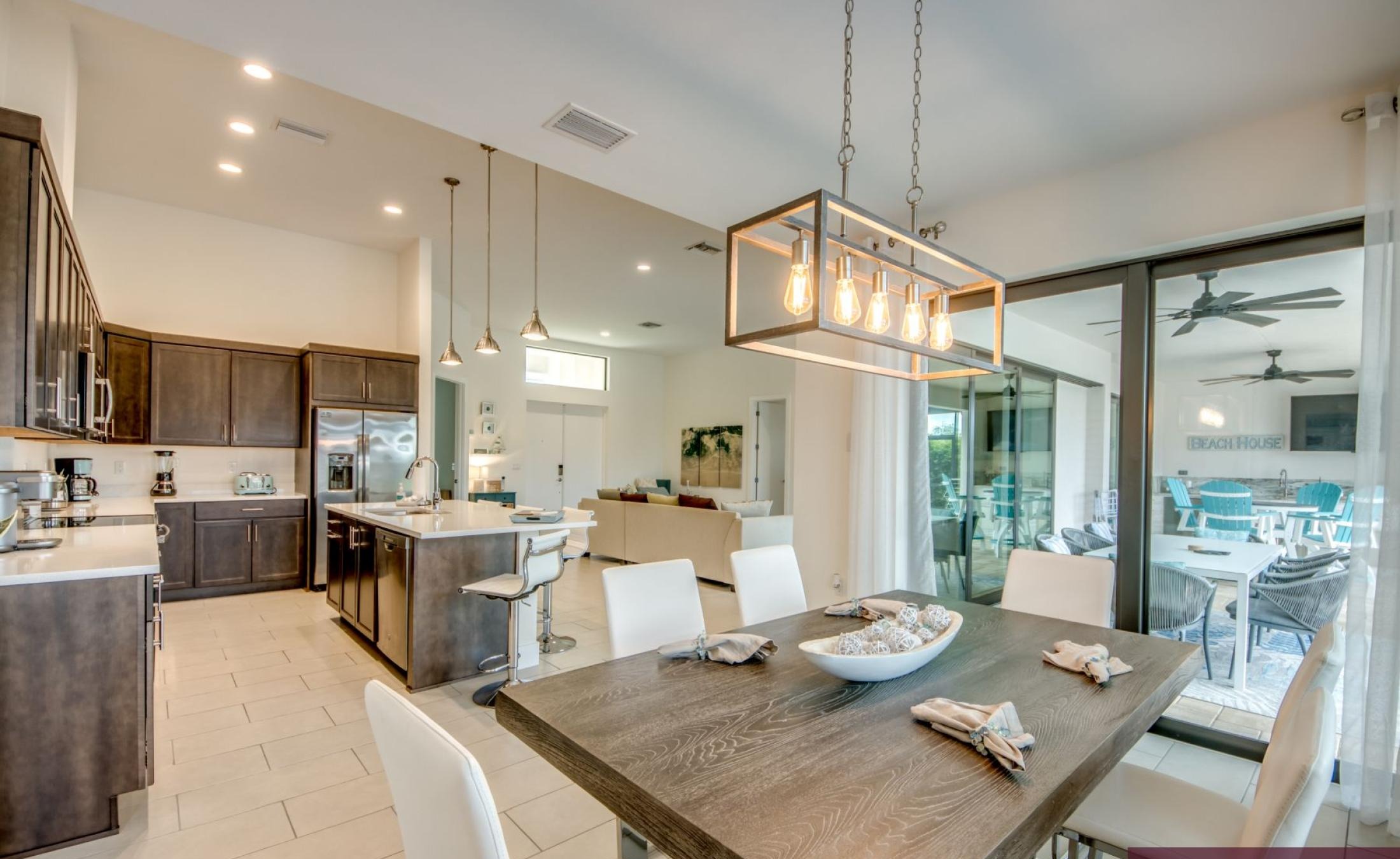 Elektrisch beheizter Pool mit Spa auf der sonnigen Terrasse am Wasser.