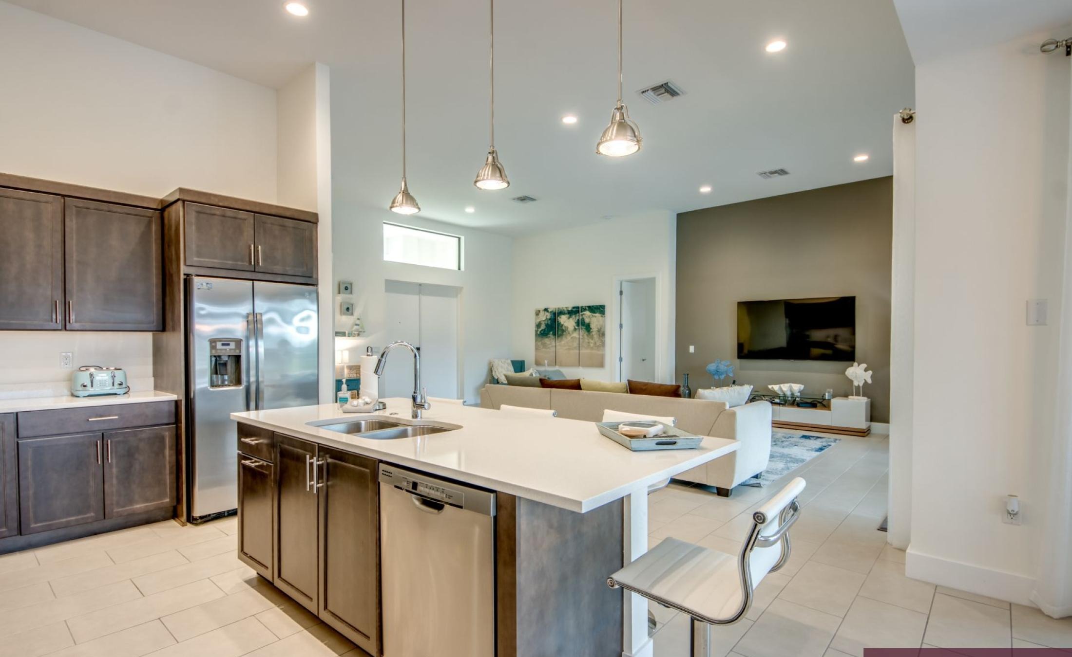 Elektrisch beheizter Pool mit Spa auf der Sonnenterrasse am Wasser.