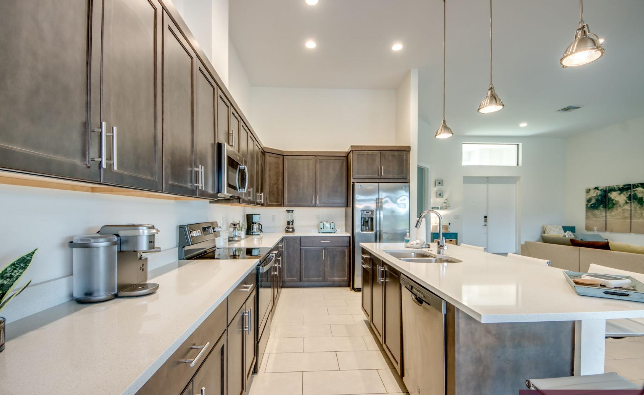 Beheizter Pool mit integriertem Spa und Sonnenterrasse am Wasser.