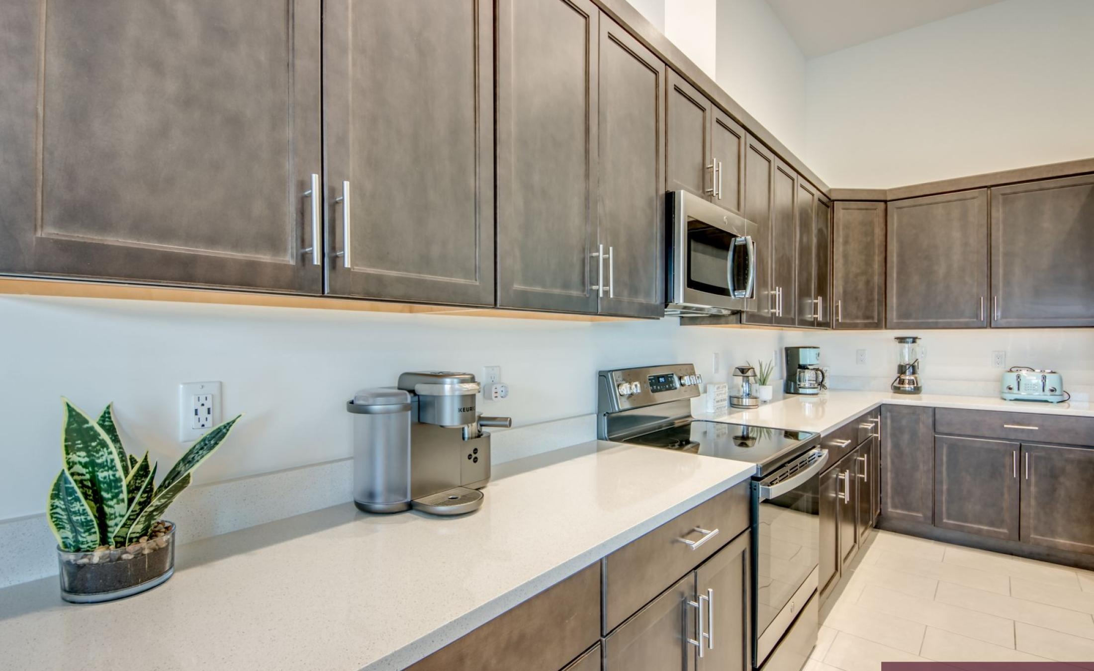 Beheizter Pool mit Spa auf der sonnigen Terrasse am Wasser.