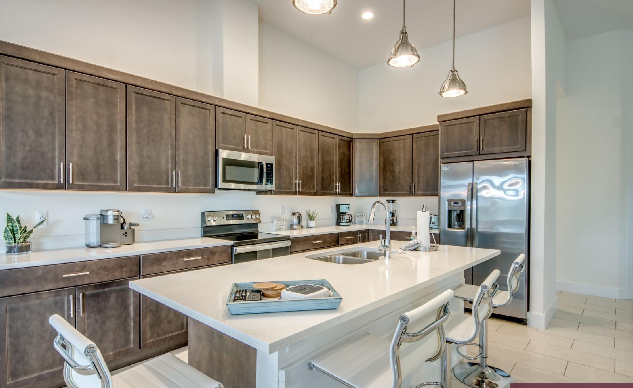 Beheizter Pool mit Spa auf der sonnigen Terrasse am Wasser.