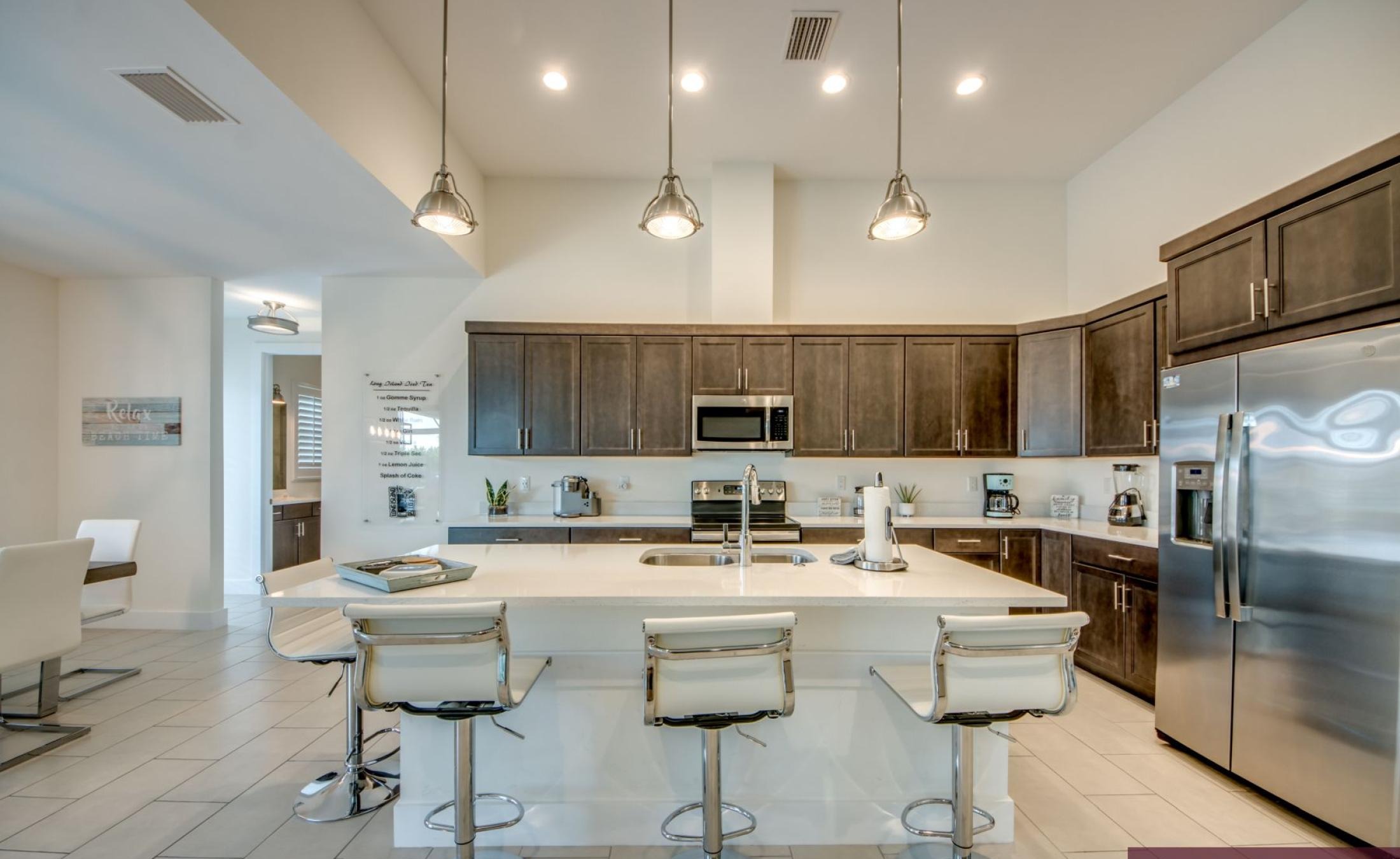 Beheizter Pool mit integriertem Spa auf sonniger Terrasse am Wasser.