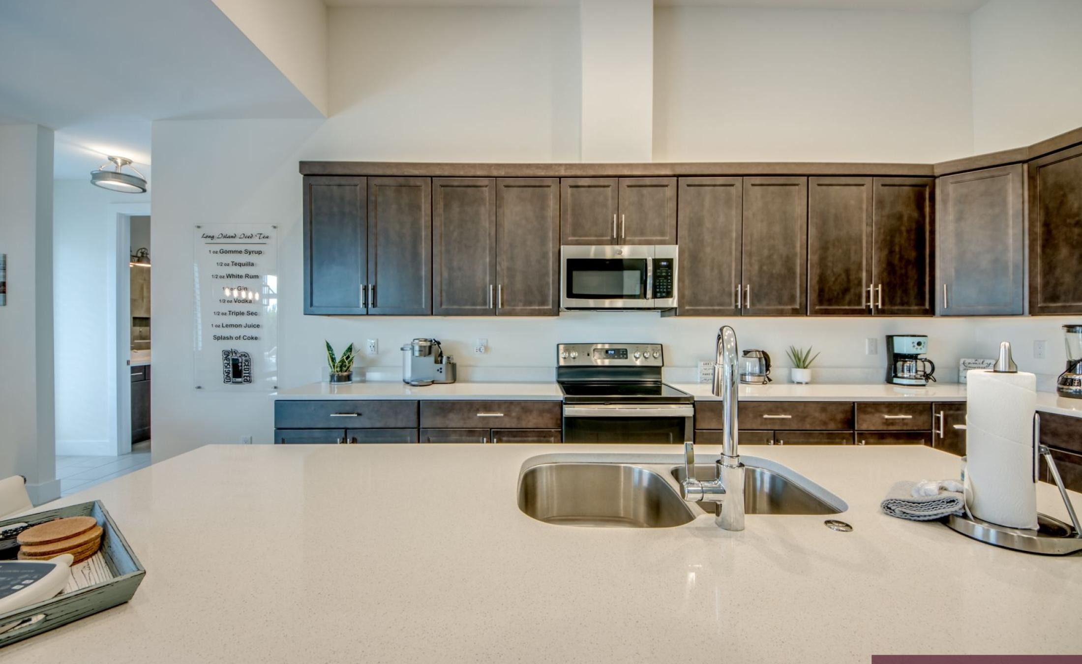 Elektrisch beheizter Pool mit Spa und Sonnenterrasse am Wasser.