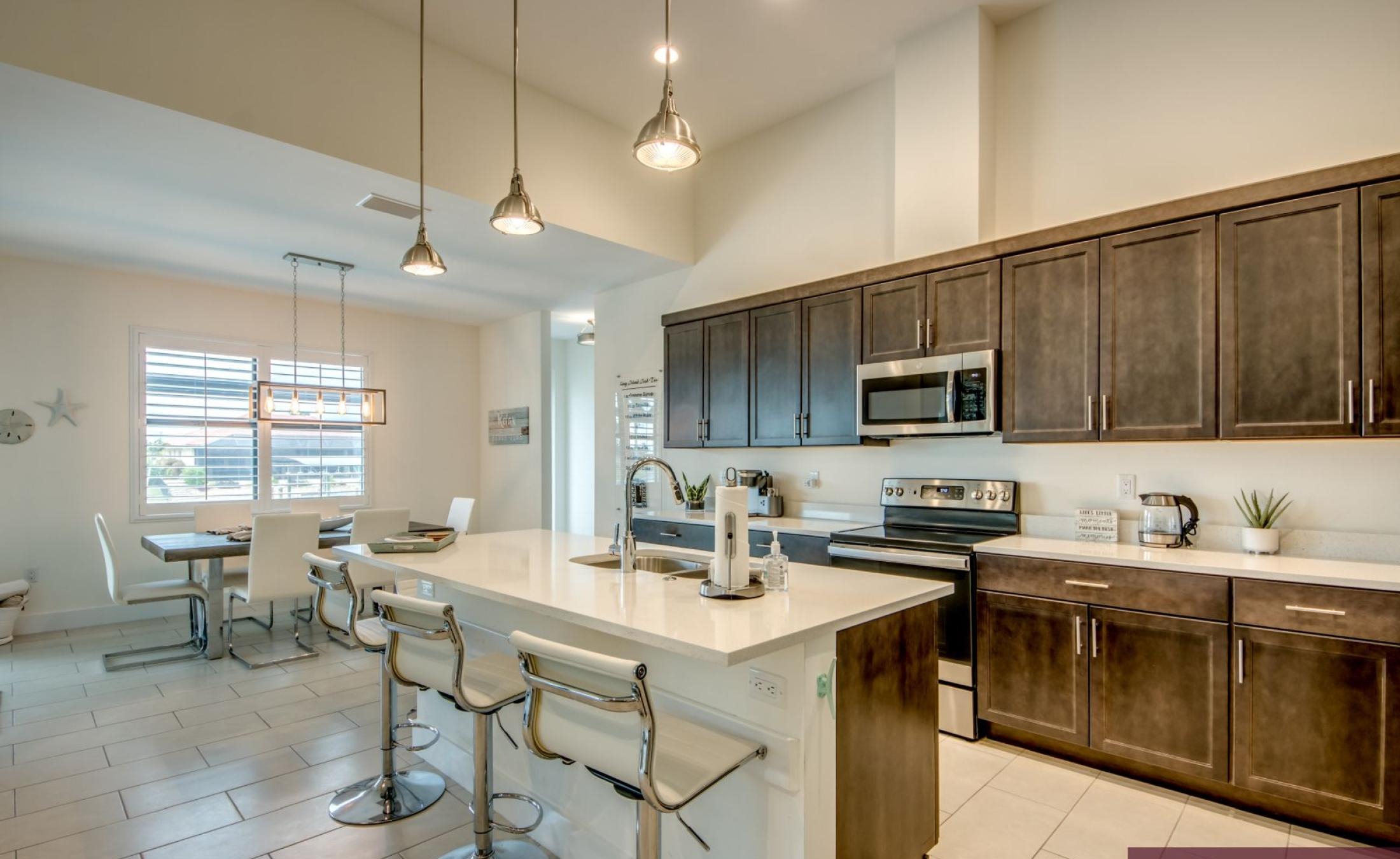 Beheizter Pool mit Spa und Sonnenterrasse am Wasser.