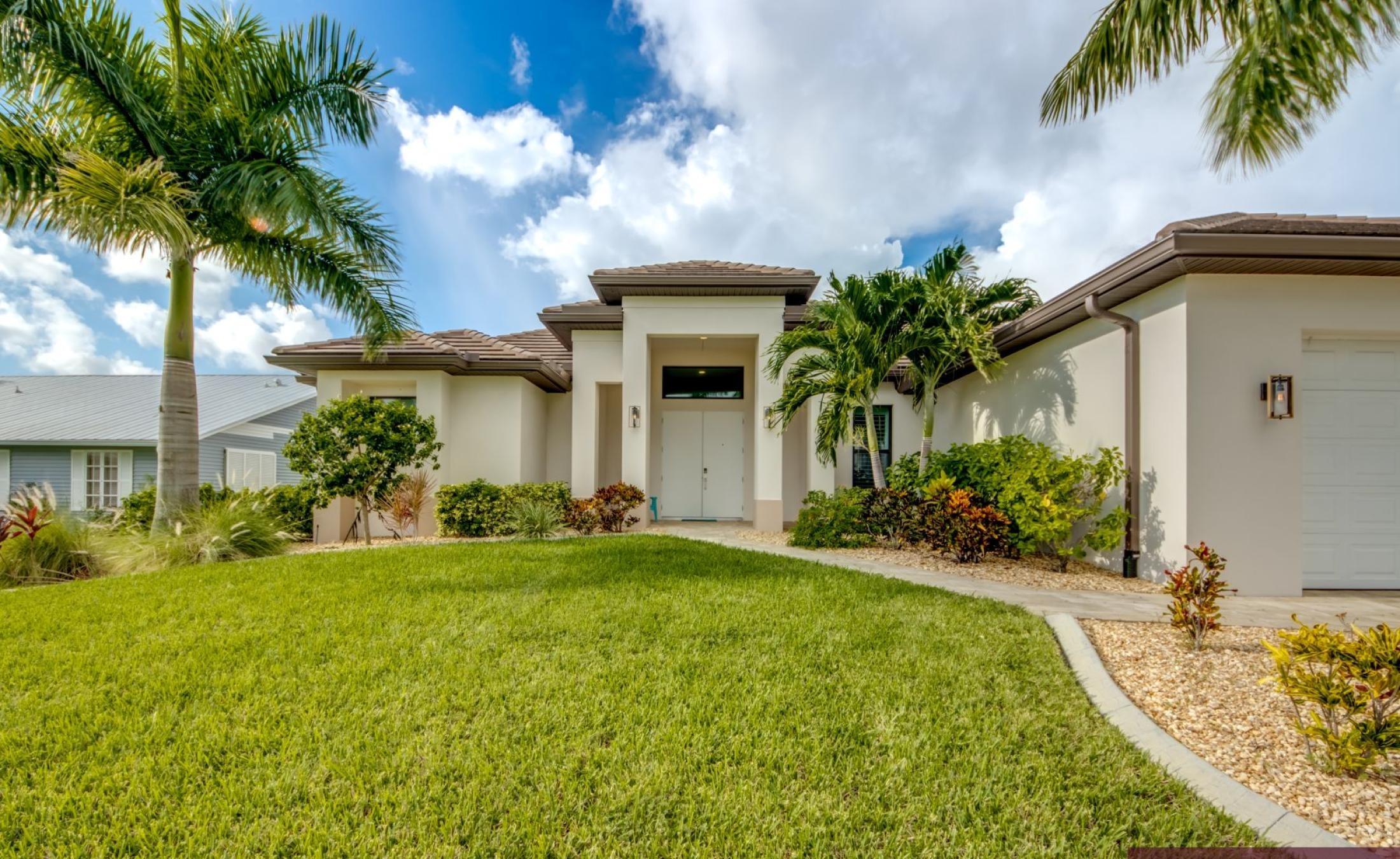Beheizter Pool mit integriertem Spa auf sonniger Terrasse am Wasser.