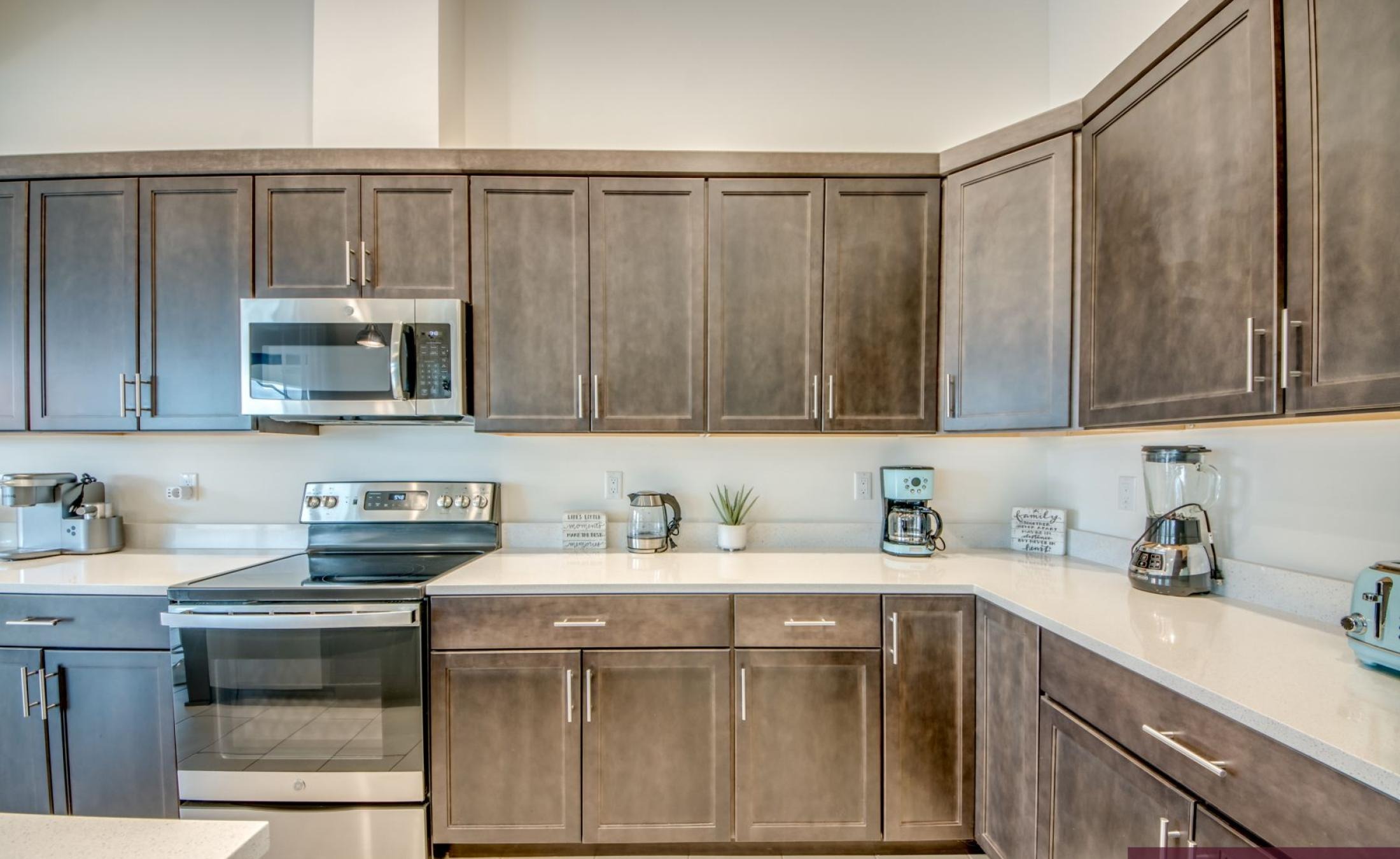 Beheizter Pool mit Spa und Blick auf den Kanal mit Bootsdock und Bootslift.