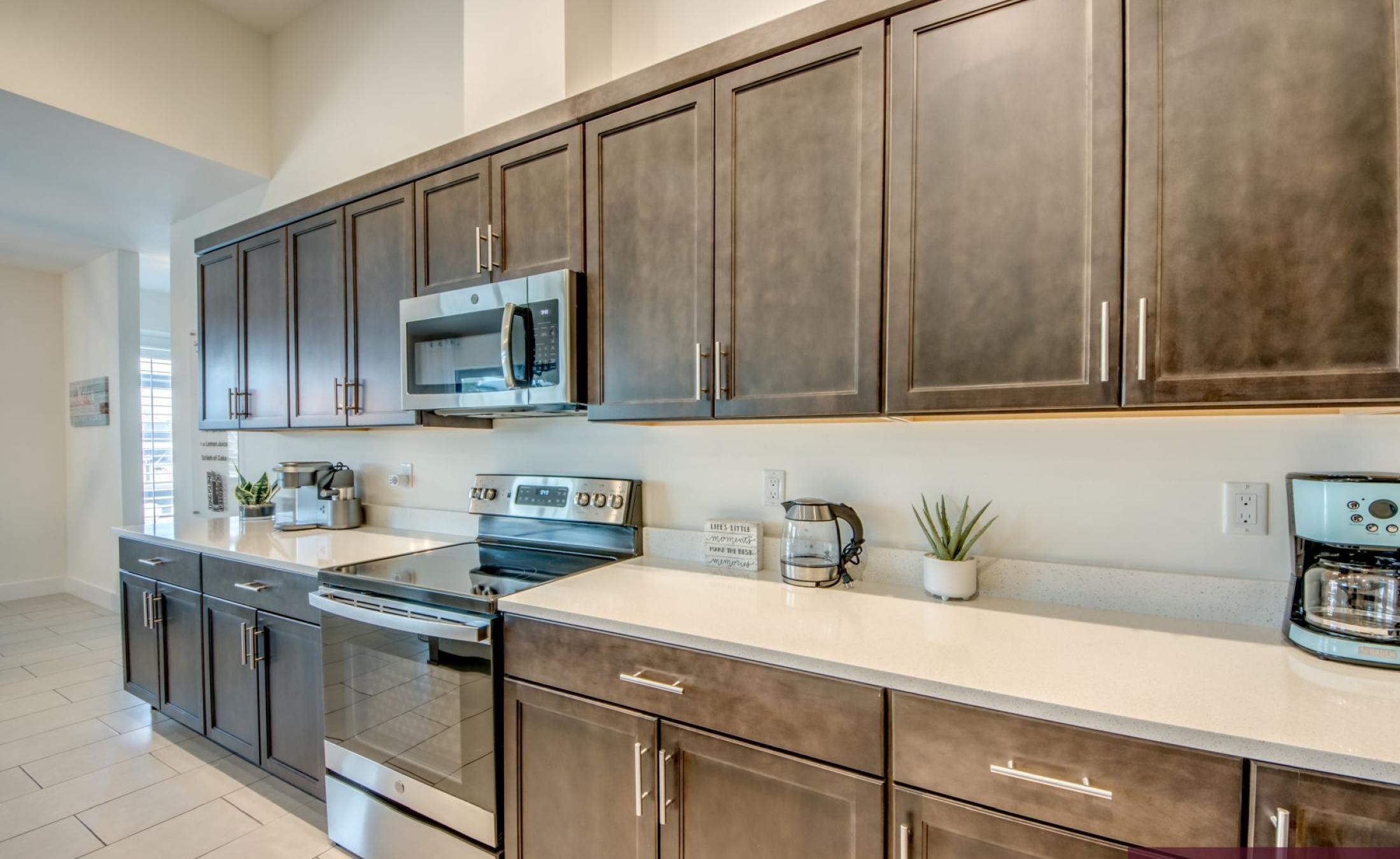 Beheizter Pool mit Spa auf der sonnigen Terrasse am Wasser.