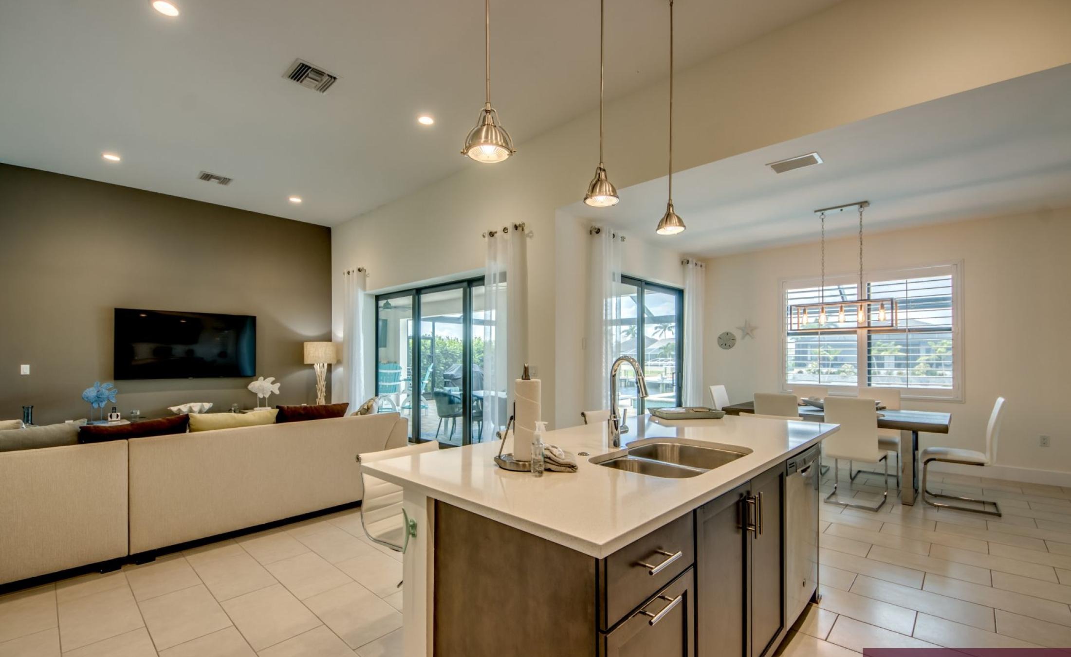 Beheizter Pool mit integriertem Spa auf der Sonnenterrasse am Kanal.