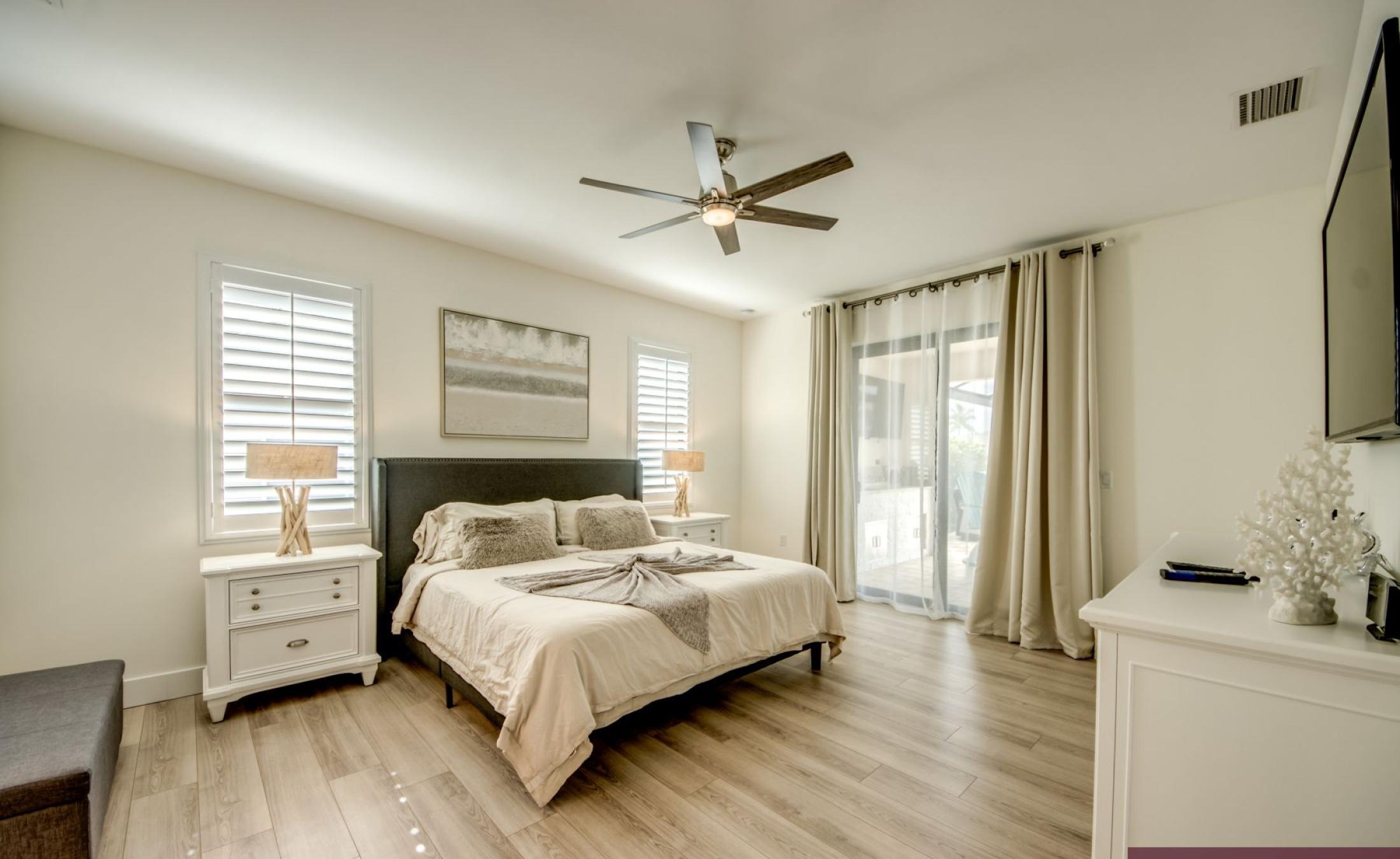 Beheizter Pool mit Spa und Sonnenterrasse am Wasser mit Bootsdock und Bootslift.