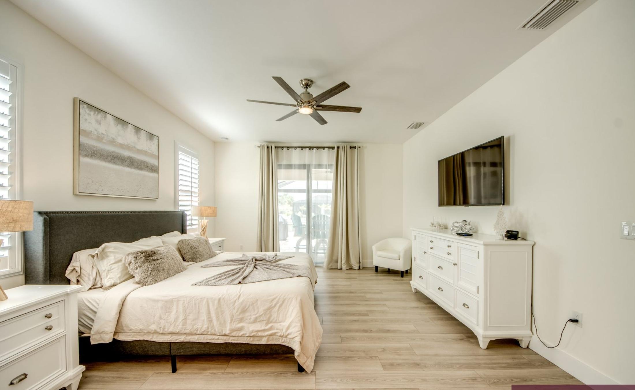 Beheizter Pool mit Spa auf der sonnigen Terrasse am Wasser.