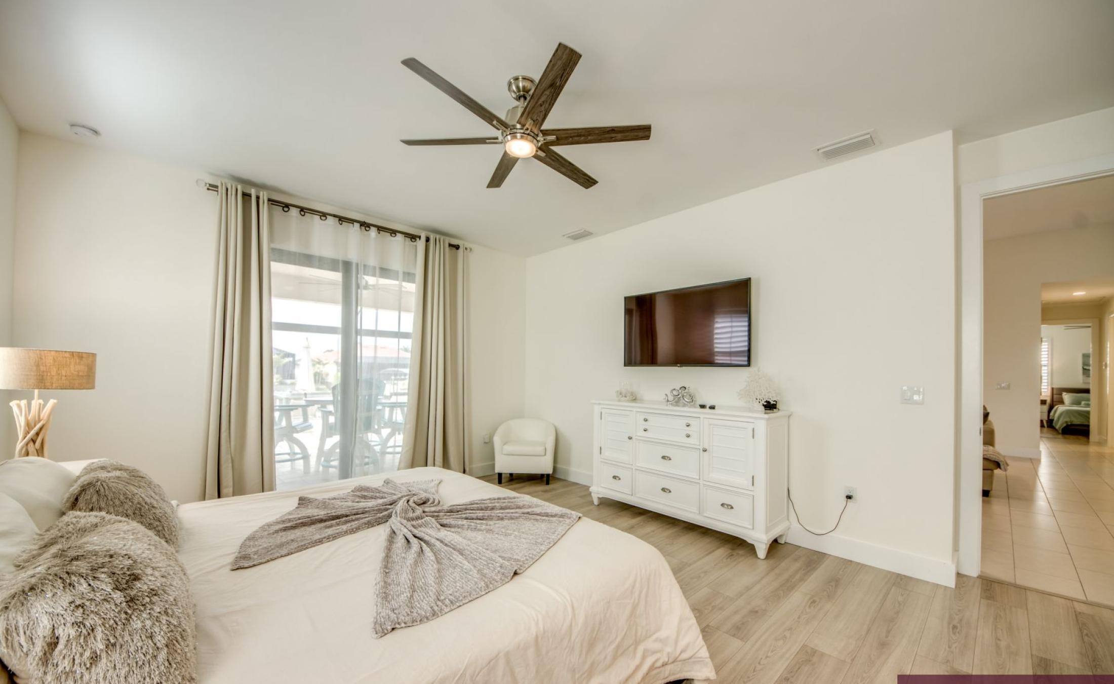 Beheizter Pool mit Spa auf sonniger Terrasse am Wasser.