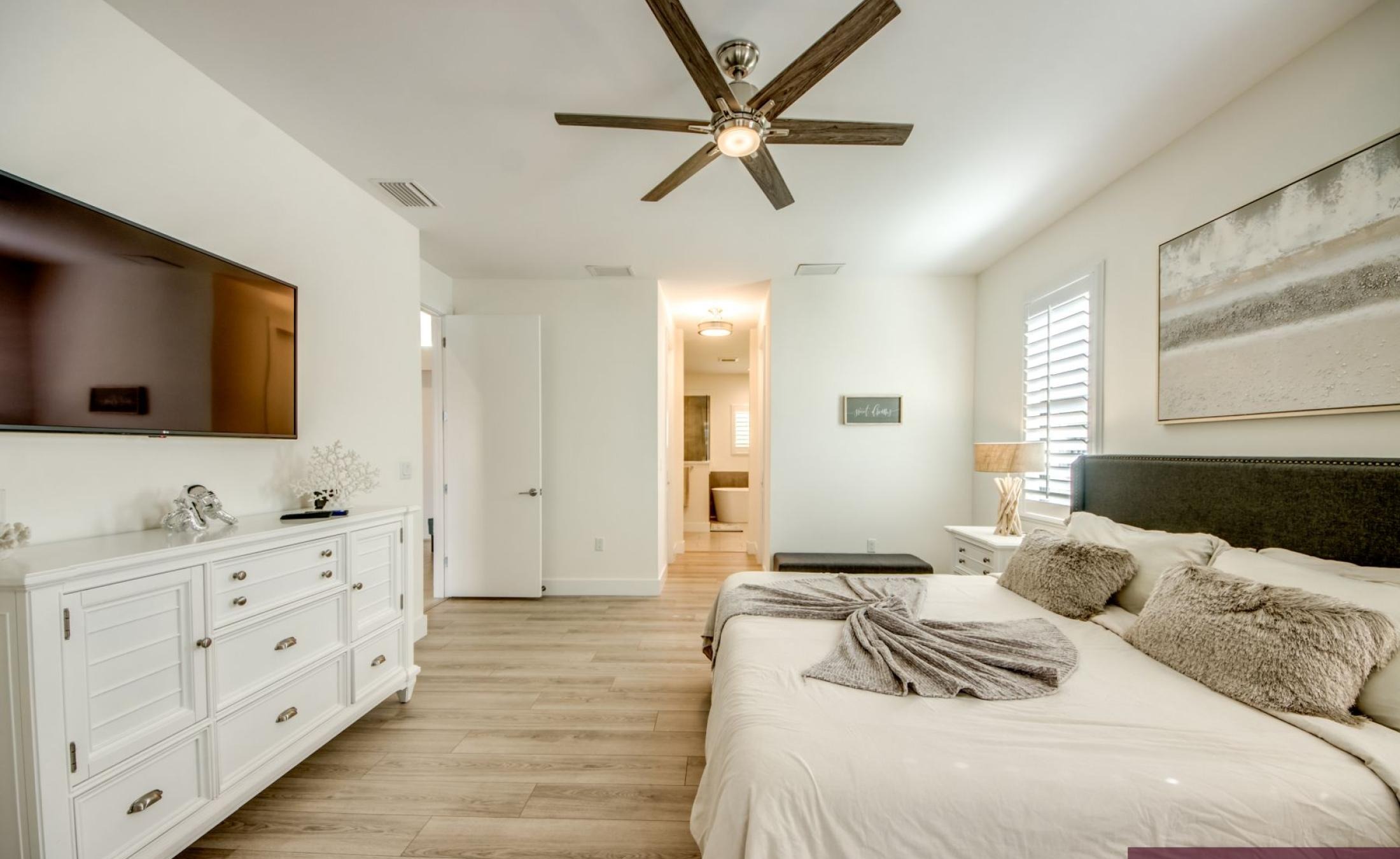 Beheizter Pool mit Spa und Sonnenterrasse am Wasser mit Bootsdock und Bootslift.