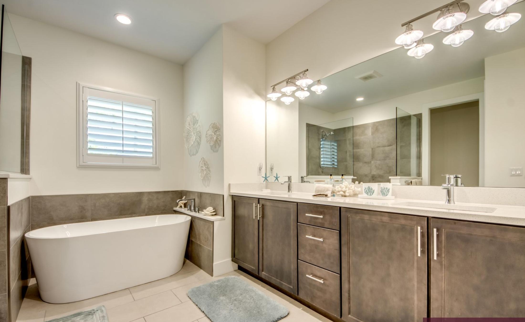 Beheizter Pool mit integriertem Spa auf der Sonnenterrasse am Wasser.