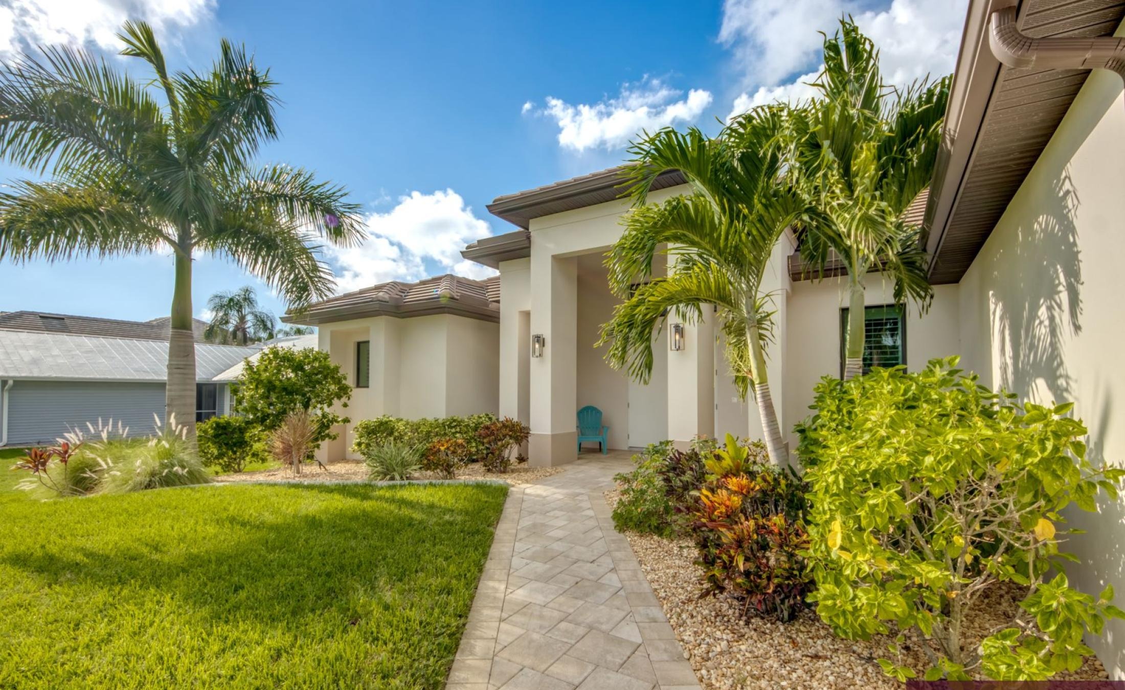 Beheizter Pool mit integriertem Spa auf der Sonnenterrasse am Wasser.