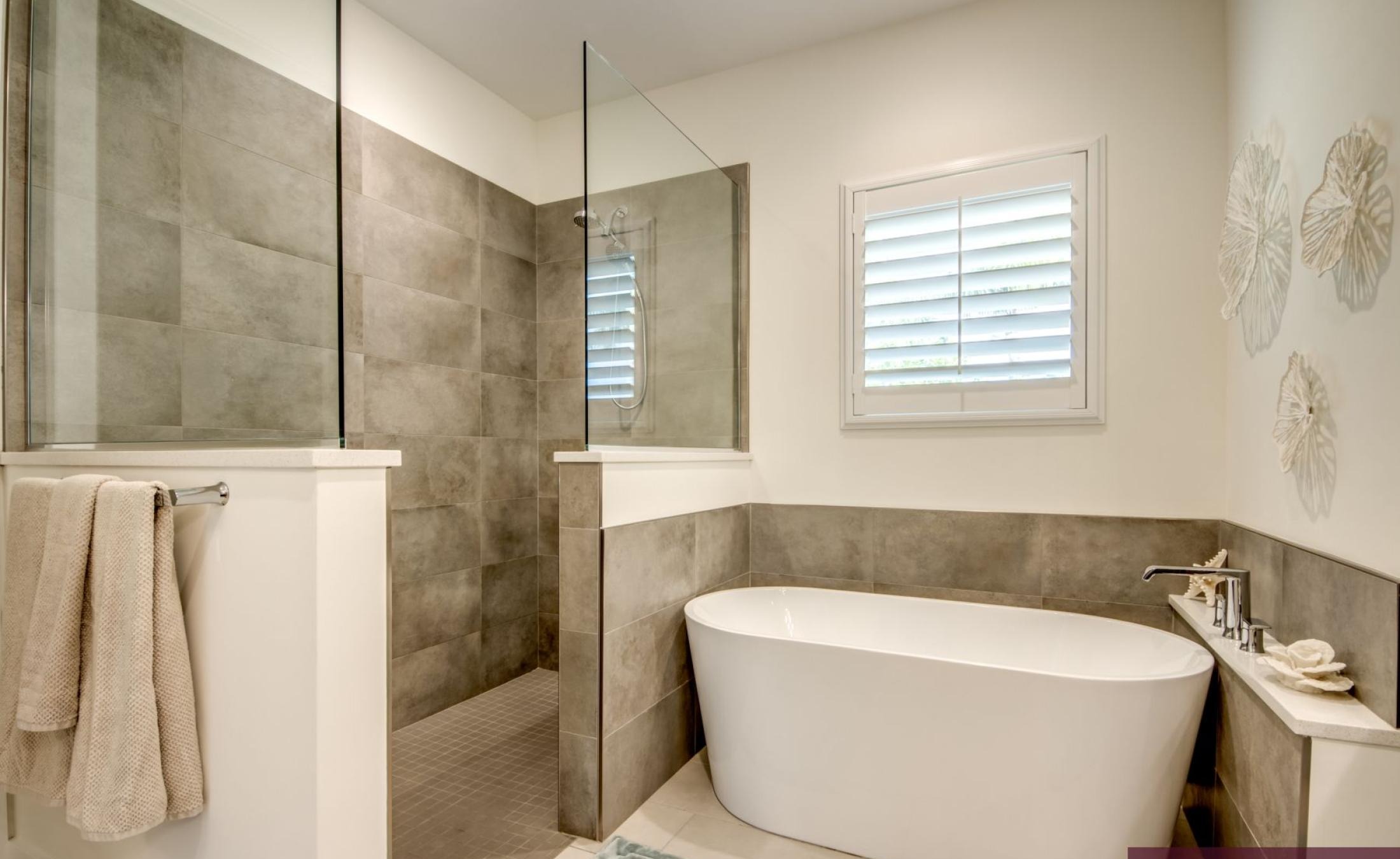 Beheizter Pool mit integriertem Spa auf der Sonnenterrasse.