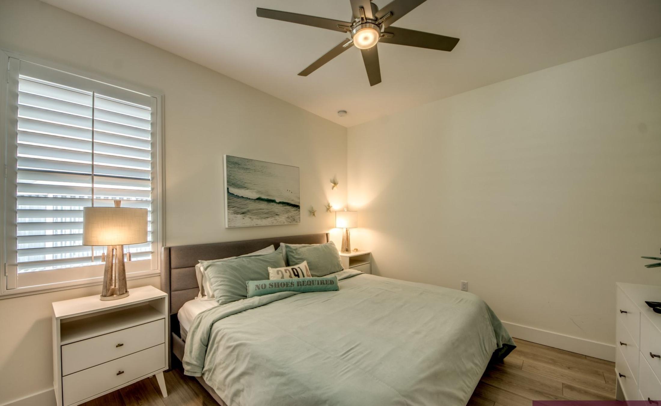 Beheizter Pool mit integriertem Spa auf der Sonnenterrasse am Wasser.