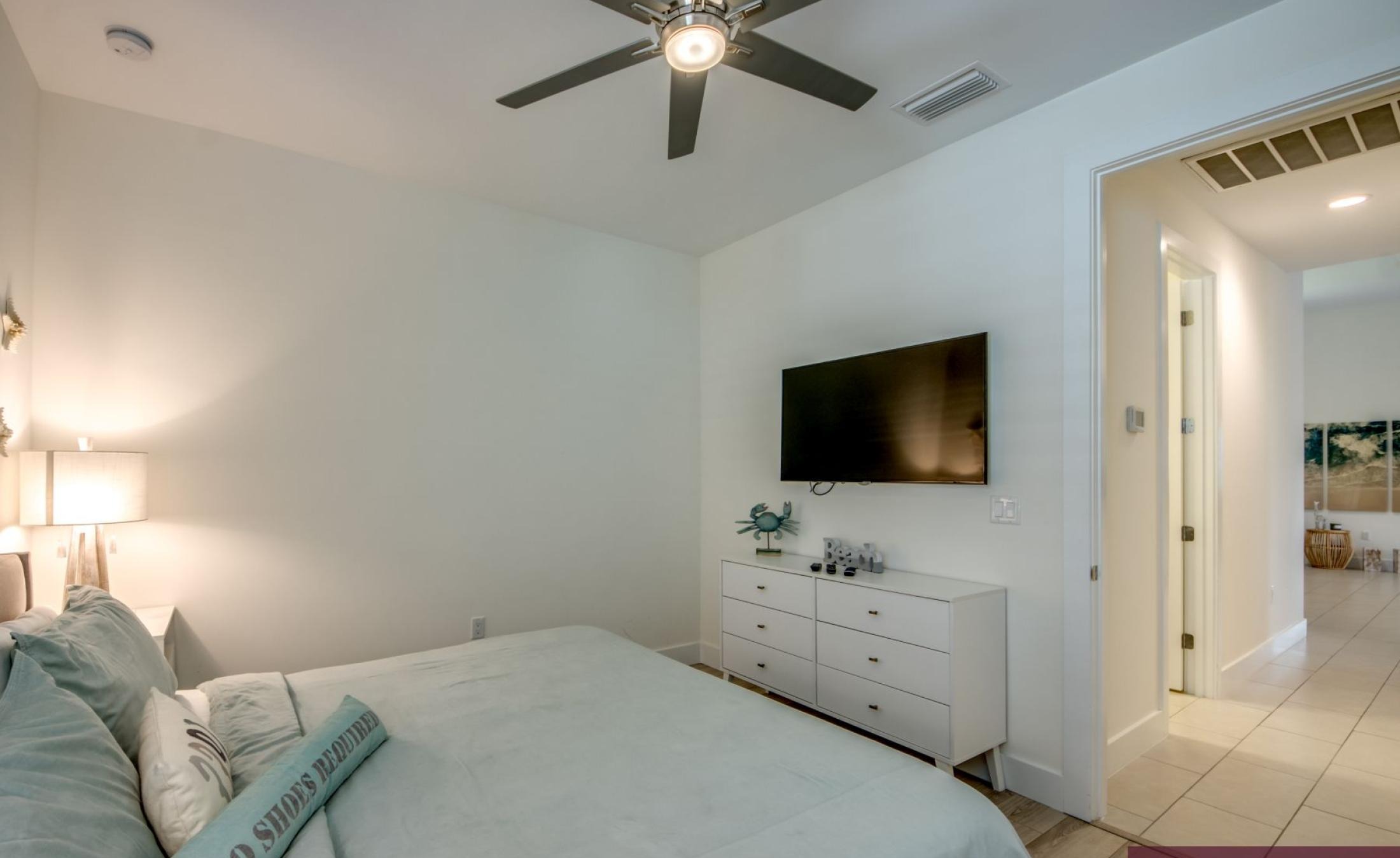 Beheizter Pool mit Spa auf der Sonnenterrasse am Wasser.