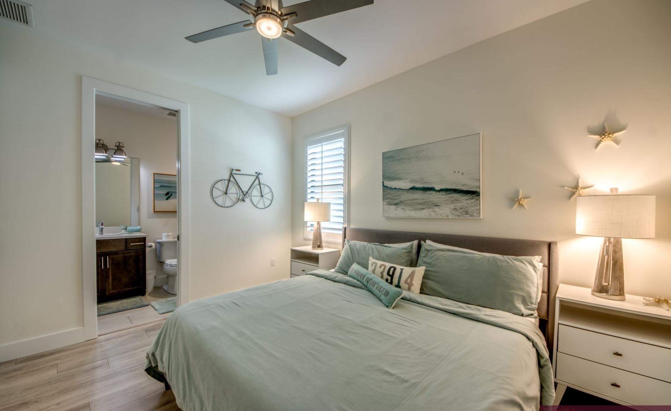 Beheizter Pool mit Spa und Sonnenterrasse am Wasser.