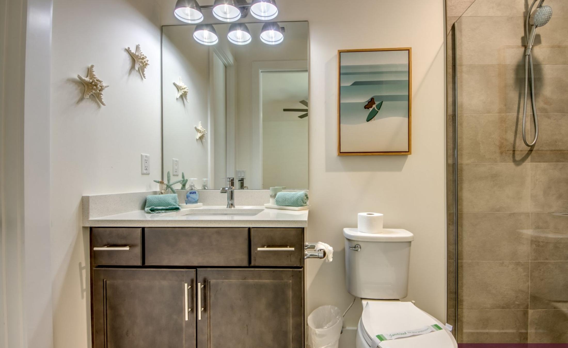 Elektrisch beheizter Pool mit Spa auf der sonnigen Terrasse am Wasser.