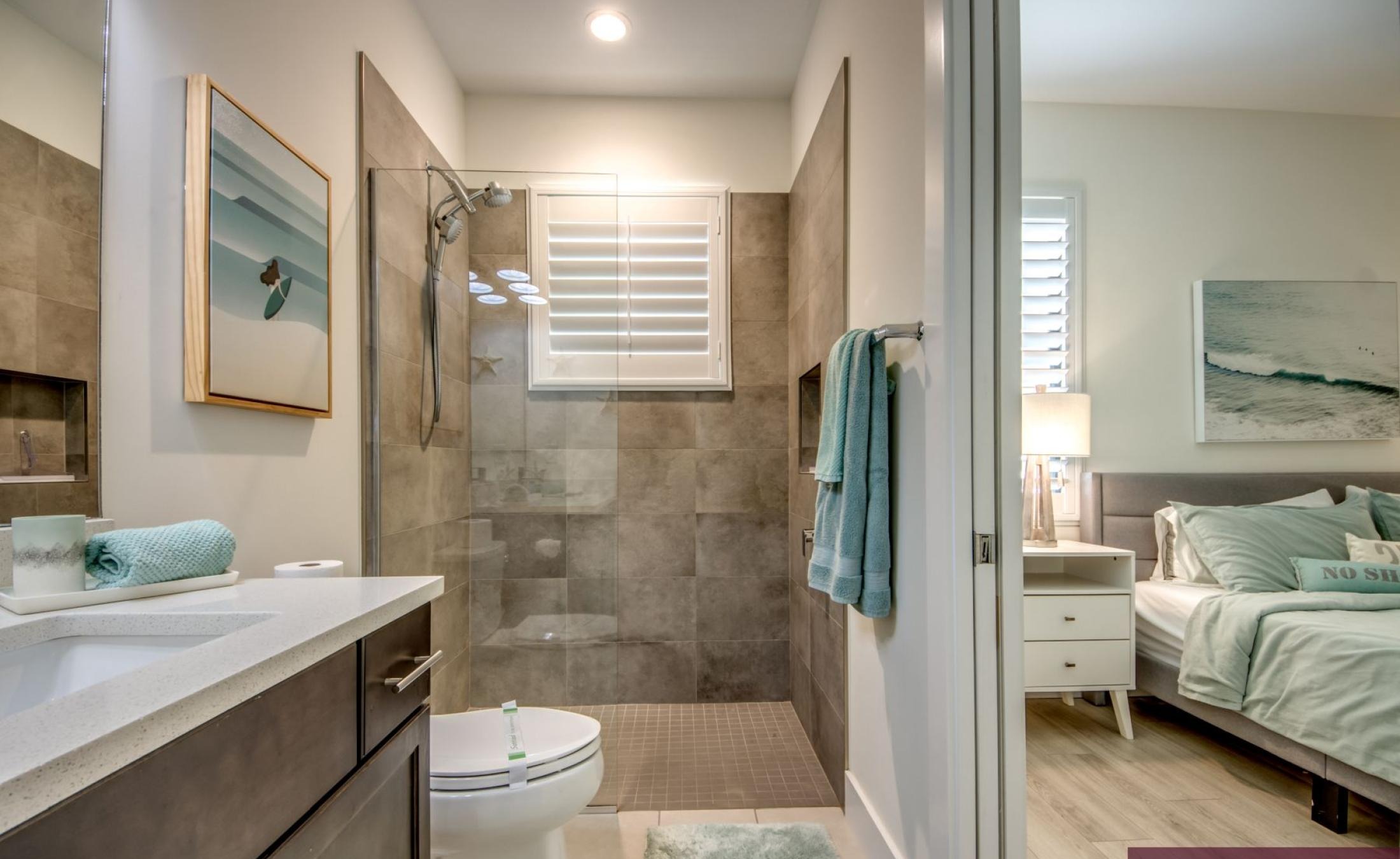 Elektrisch beheizter Pool mit integriertem Spa und Sonnenterrasse am Wasser.