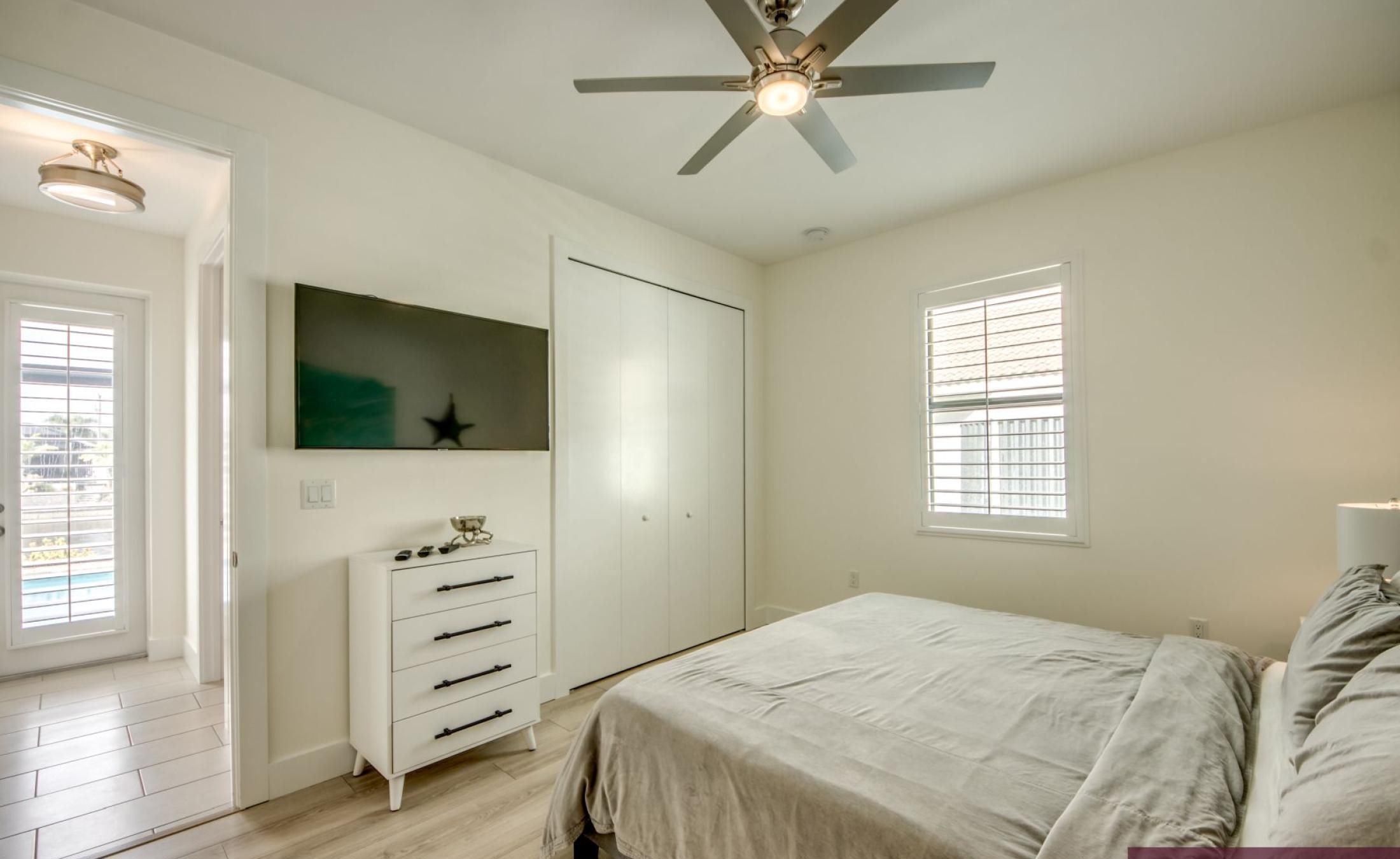 Elektrisch beheizter Pool mit Spa auf der sonnigen Terrasse am Wasser.