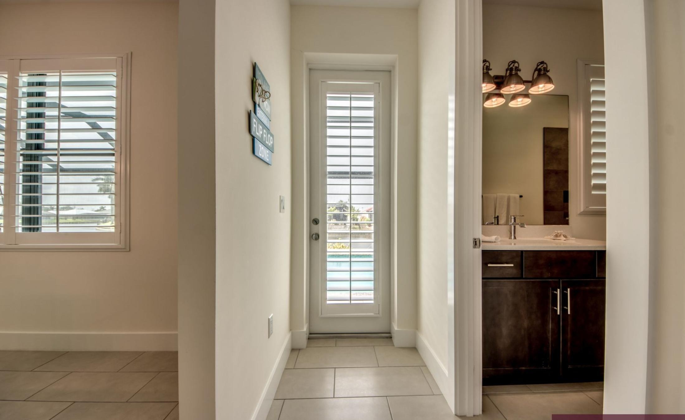 Elektrisch beheizter Pool mit Spa auf der sonnigen Terrasse am Wasser.