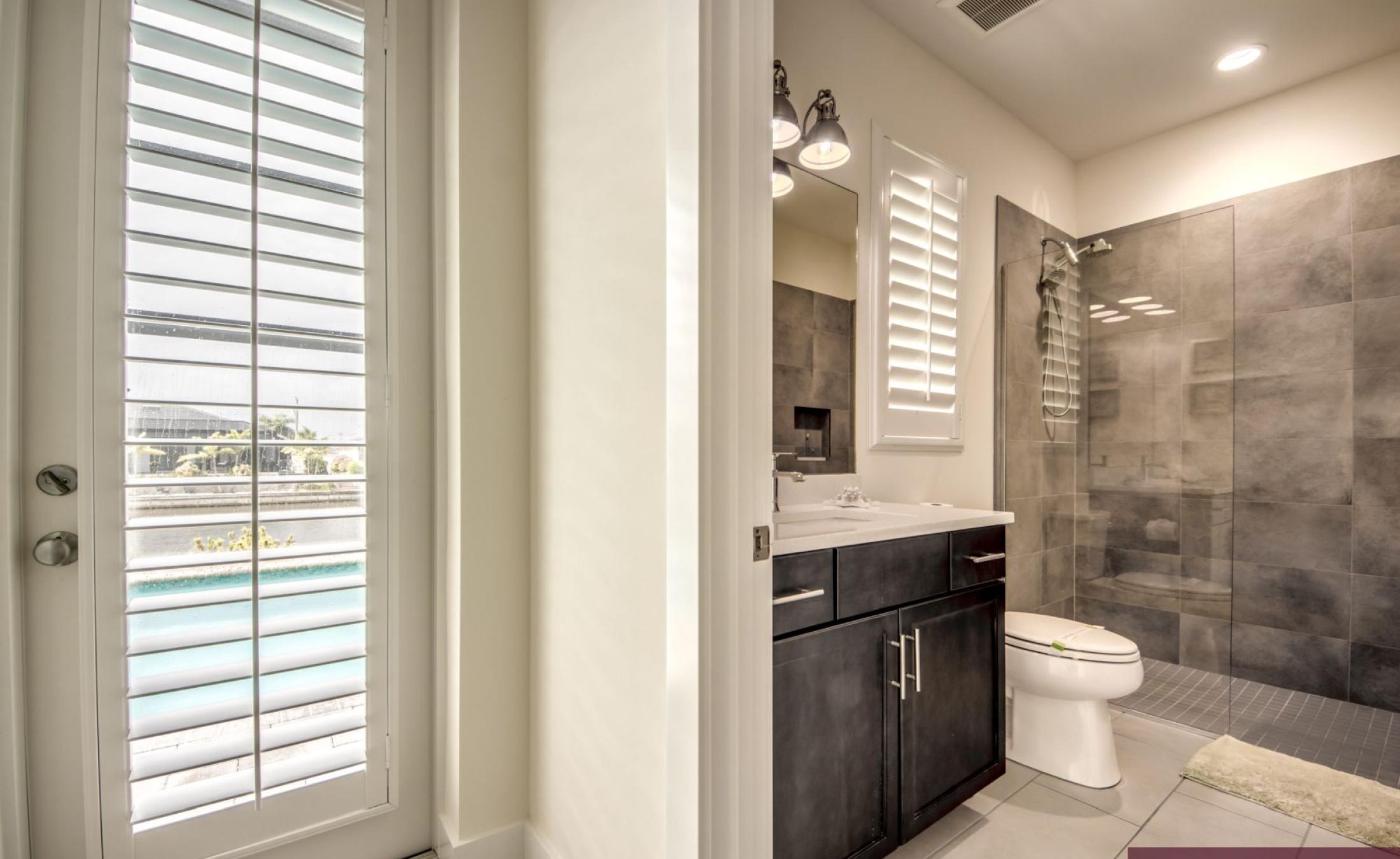 Elektrisch beheizter Pool mit Spa auf der Sonnenterrasse am Wasser.