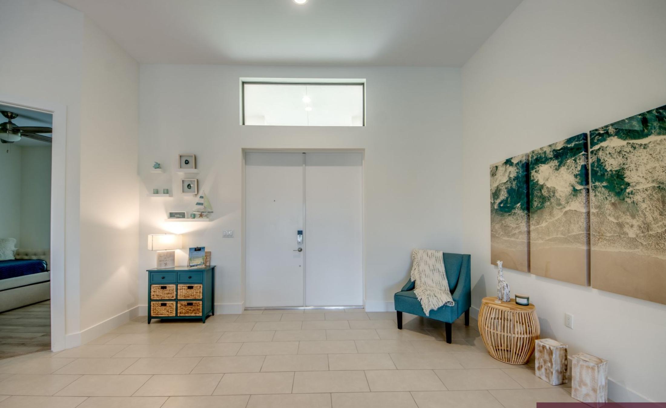 Elektrisch beheizter Pool mit Spa auf der sonnigen Terrasse am Wasser.