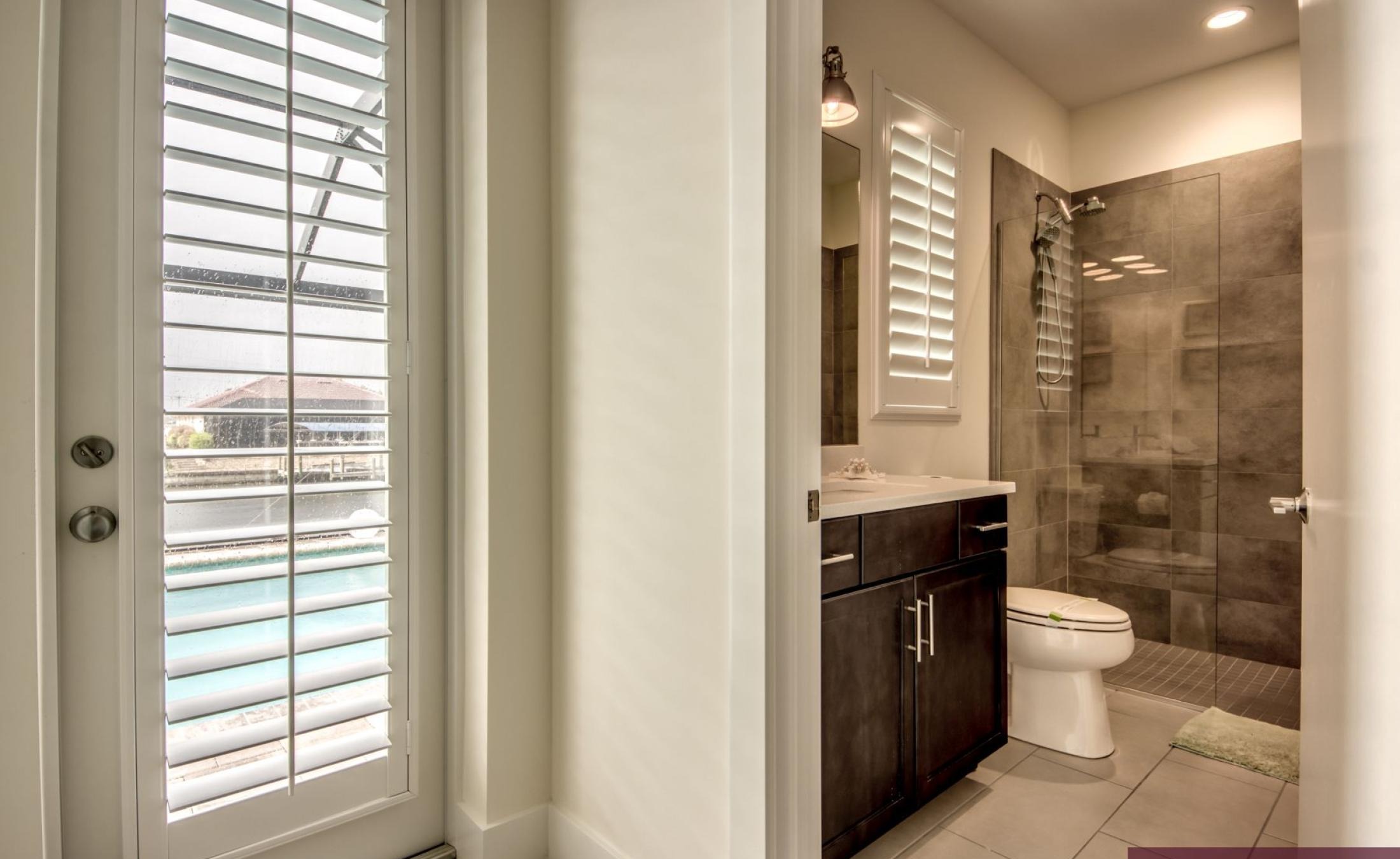 Elektrisch beheizter Pool mit Spa auf der sonnigen Terrasse am Wasser.