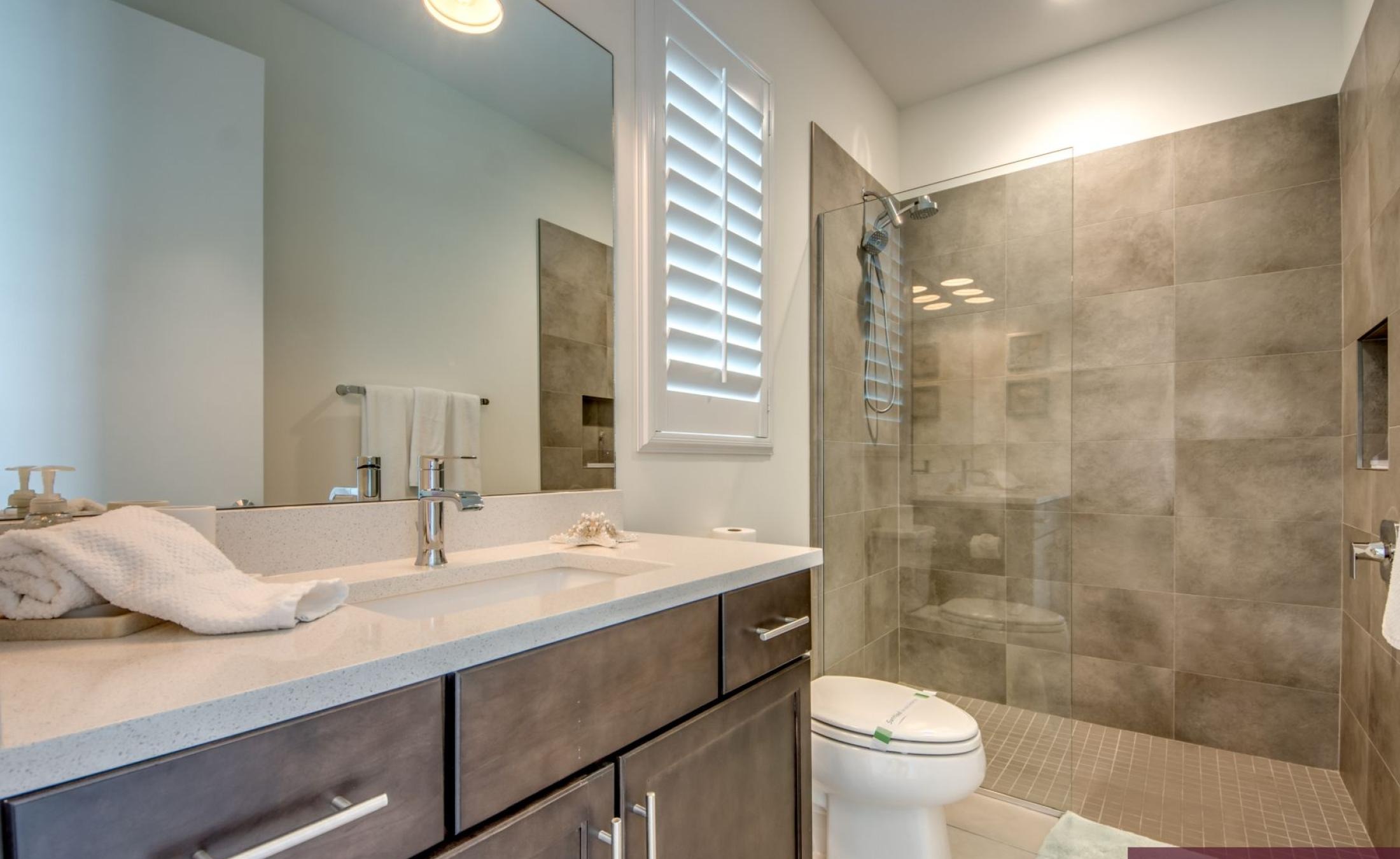 Elektrisch beheizter Pool mit Spa und Sonnenterrasse am Wasser.