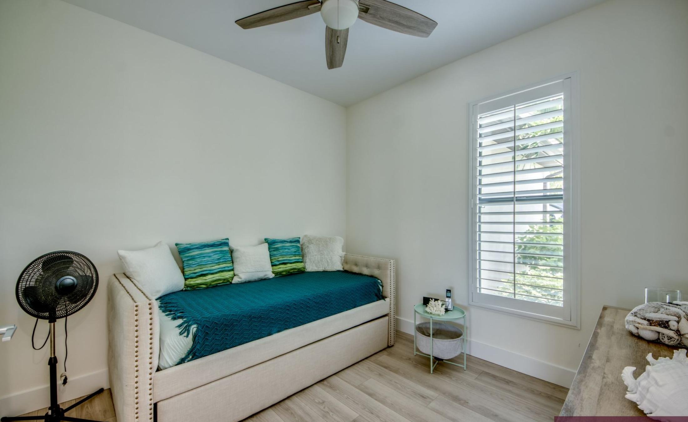 Beheizter Pool mit Spa und Sonnenterrasse am Wasser.