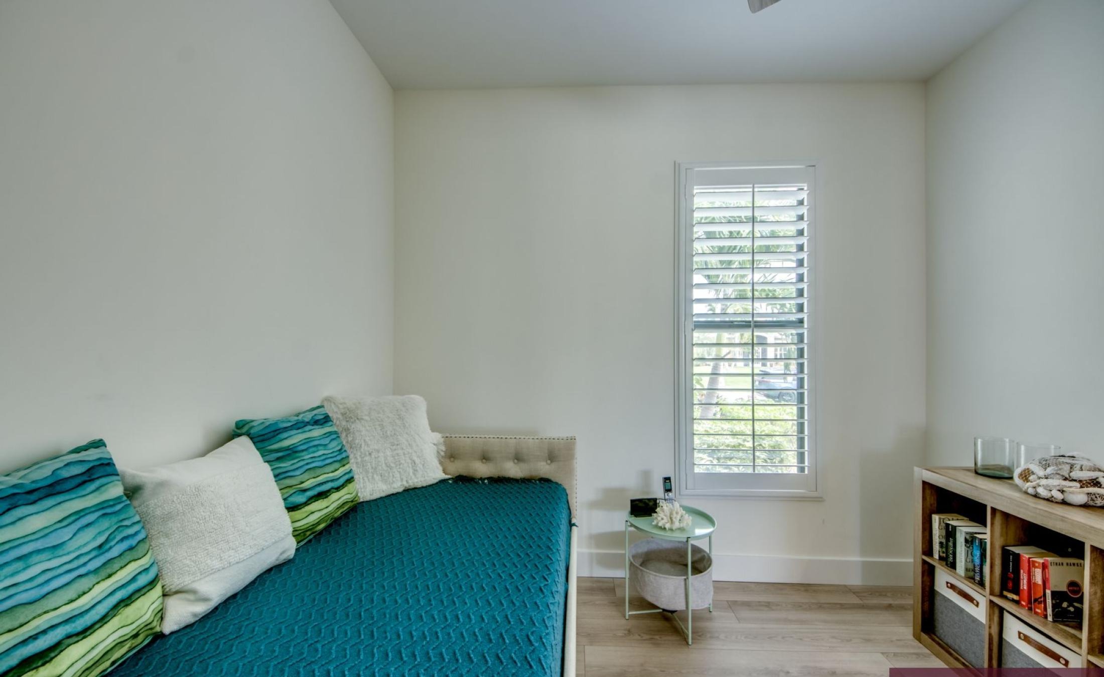 Beheizter Pool mit Spa auf der Sonnenterrasse am Wasser.