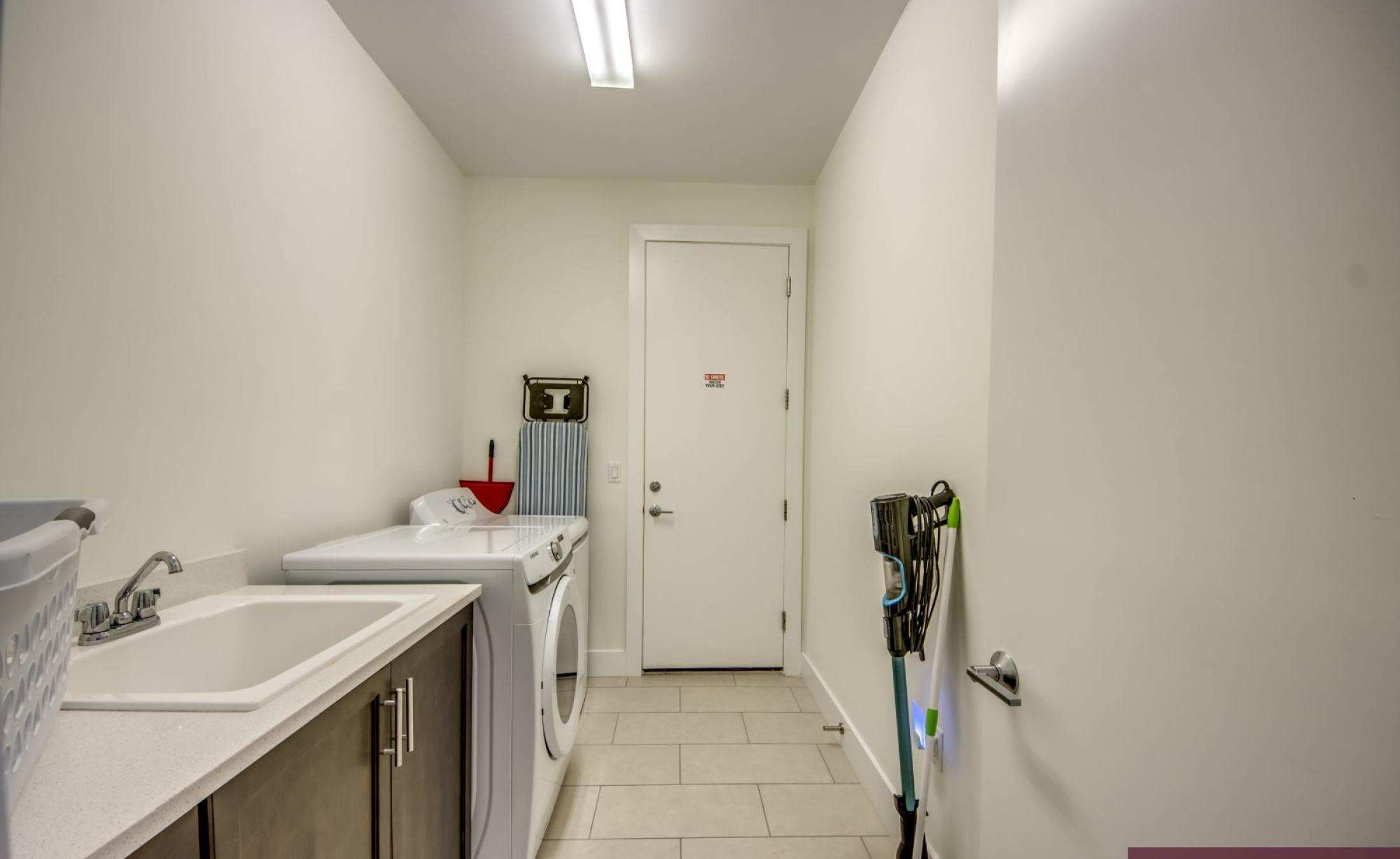 Beheizter Pool mit integriertem Spa auf sonniger Terrasse am Wasser.