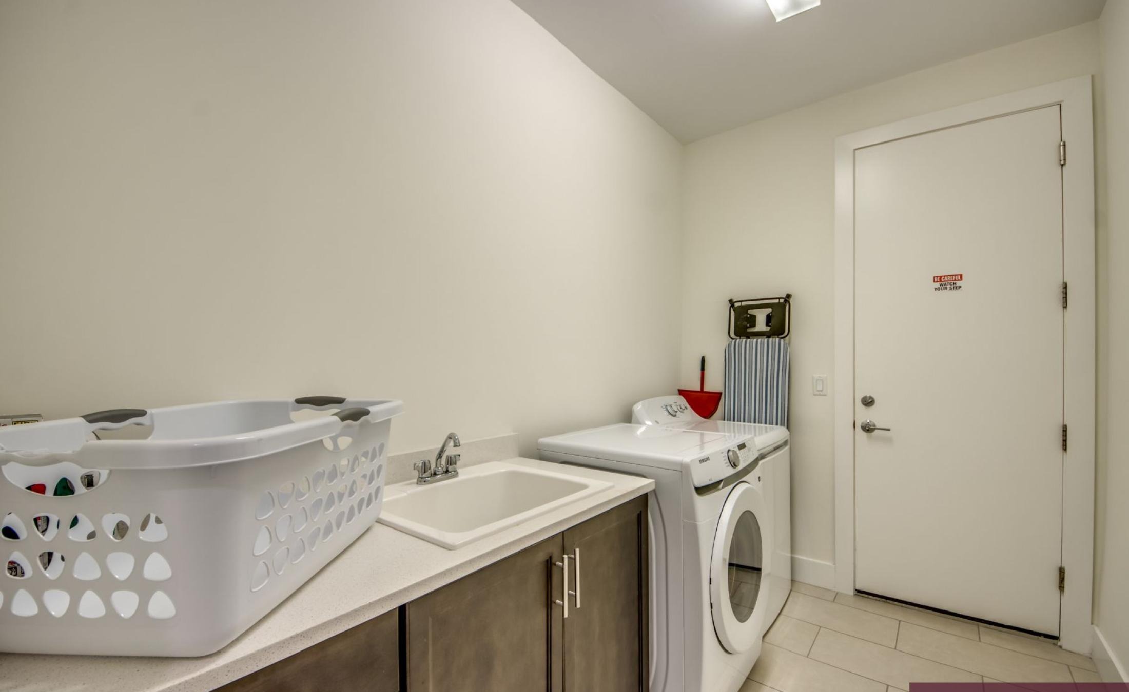 Beheizter Pool mit Spa auf der sonnigen Terrasse am Wasser.