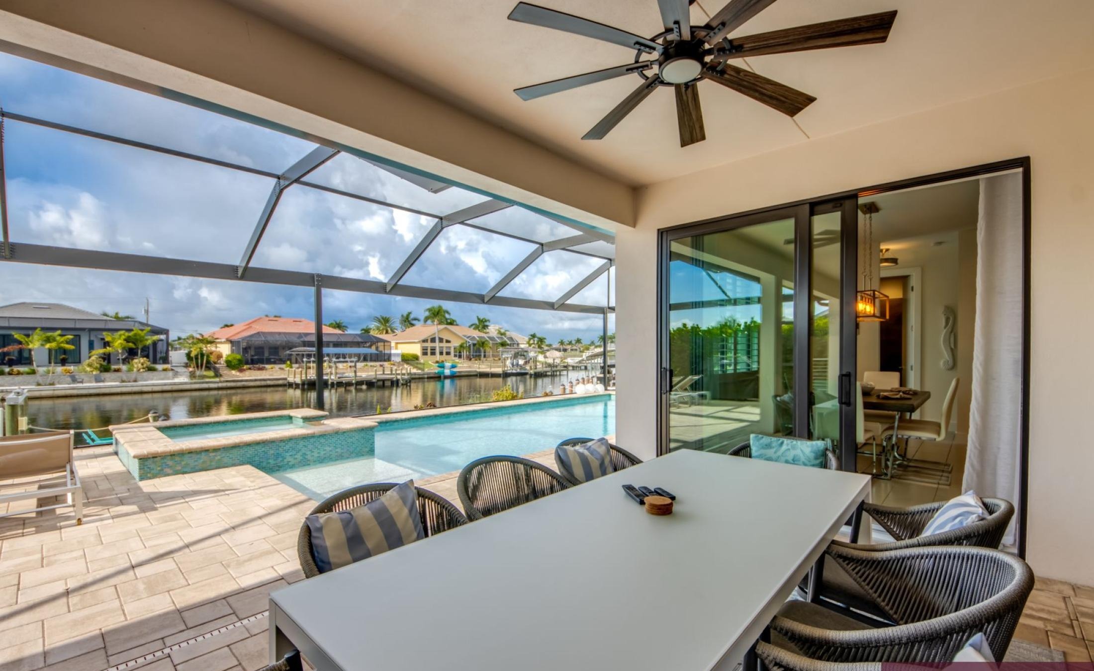 Elektrisch beheizter Pool mit Spa auf der Sonnenterrasse am Wasser.