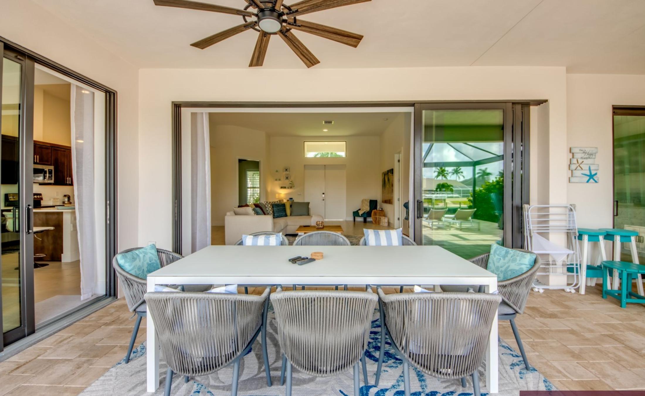 Beheizter Pool mit integriertem Spa und Sonnenterrasse am Kanal.