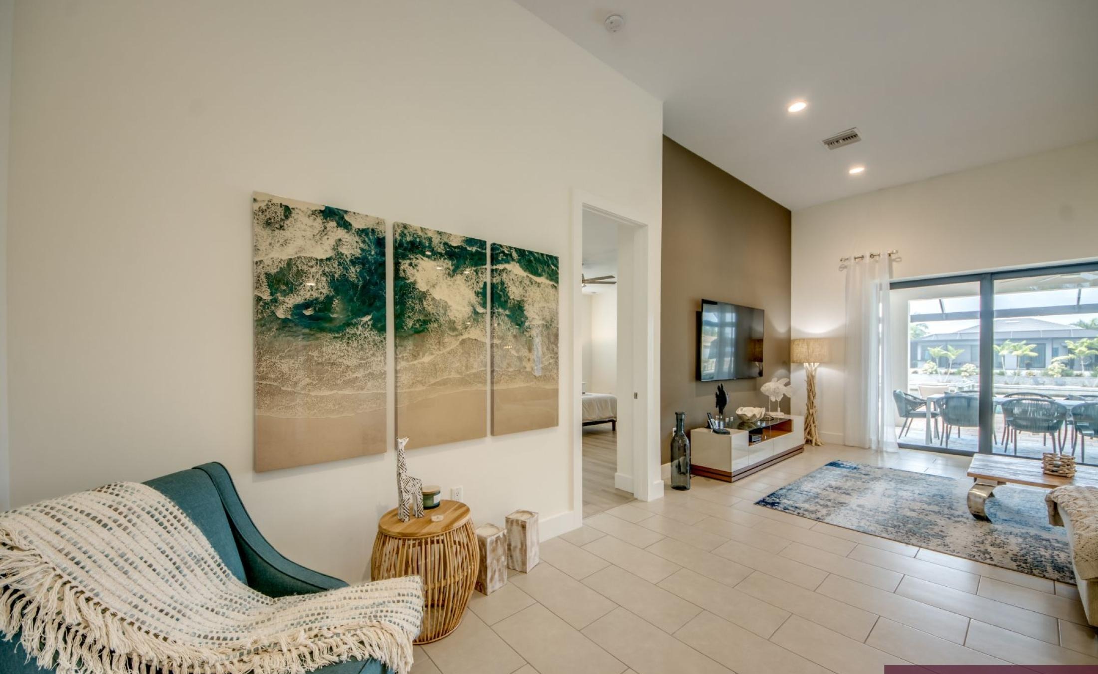 Elektrisch beheizter Pool mit Spa auf der sonnigen Terrasse am Wasser.