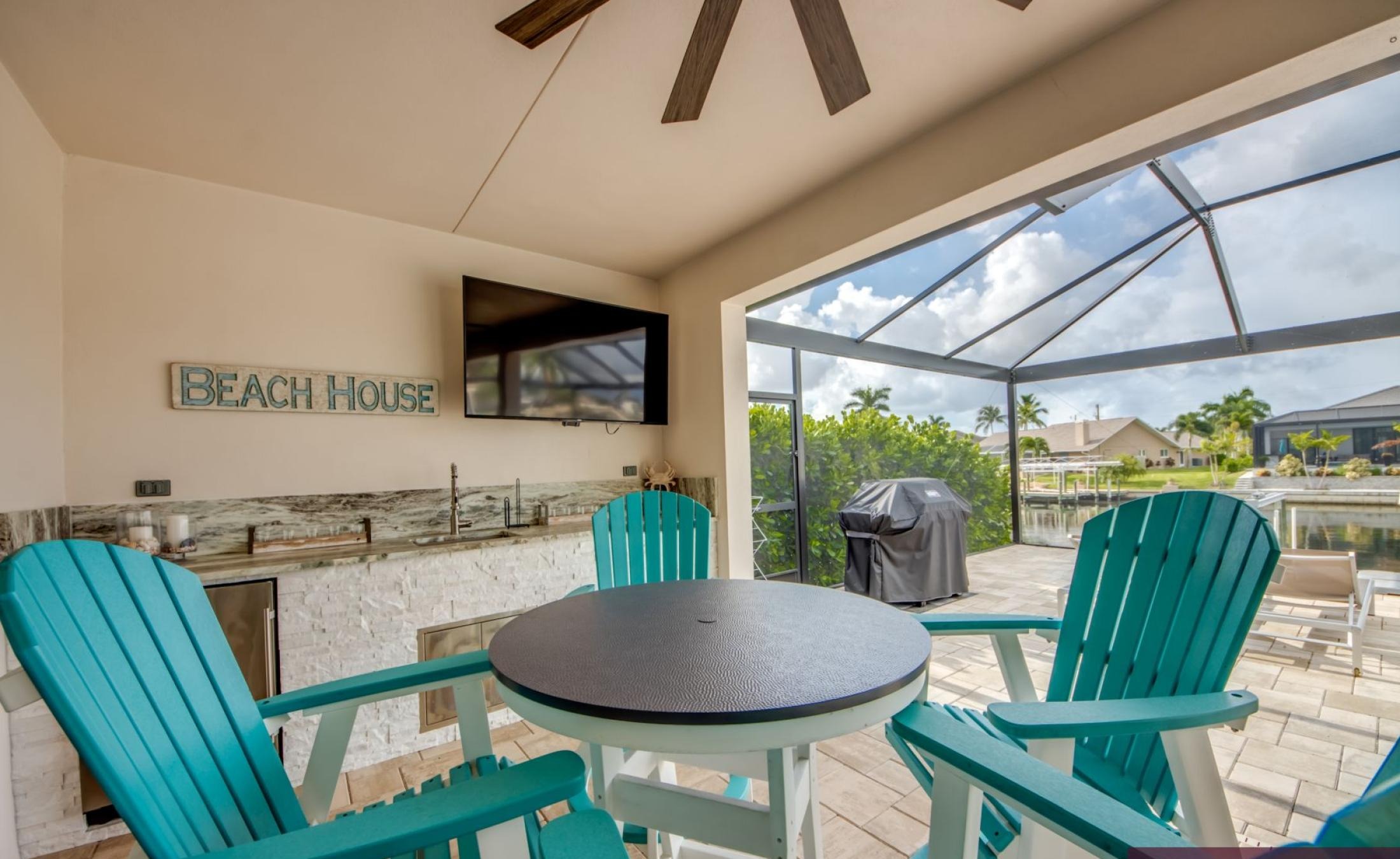 Beheizter Pool mit integriertem Spa auf der Sonnenterrasse am Wasser.