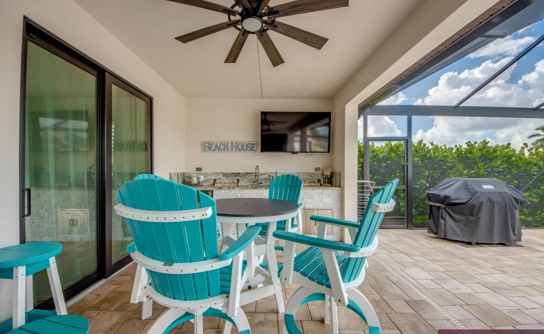 Beheizter Pool mit Spa auf der Sonnenterrasse am Wasser.