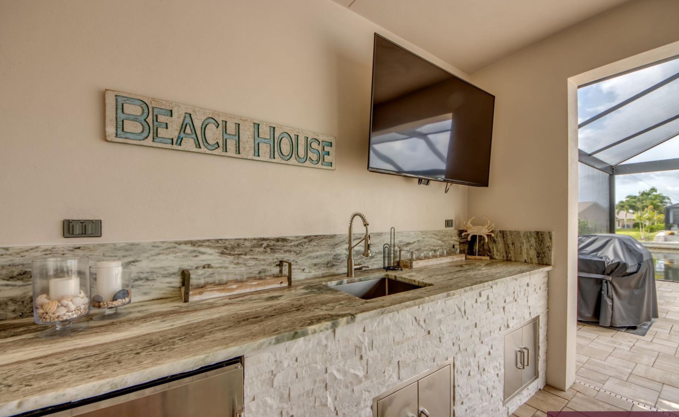 Beheizter Pool mit Spa und Blick auf den Kanal mit Bootsdock und Bootslift.