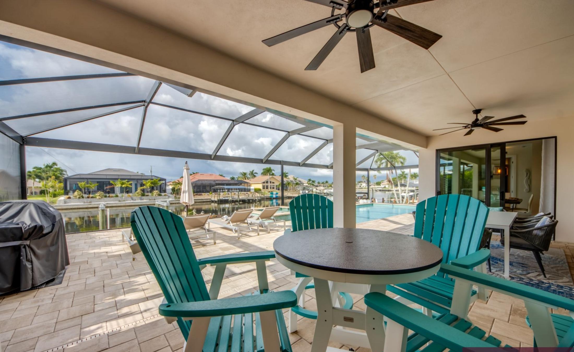 Beheizter Pool mit integriertem Spa auf der Sonnenterrasse am Wasser.