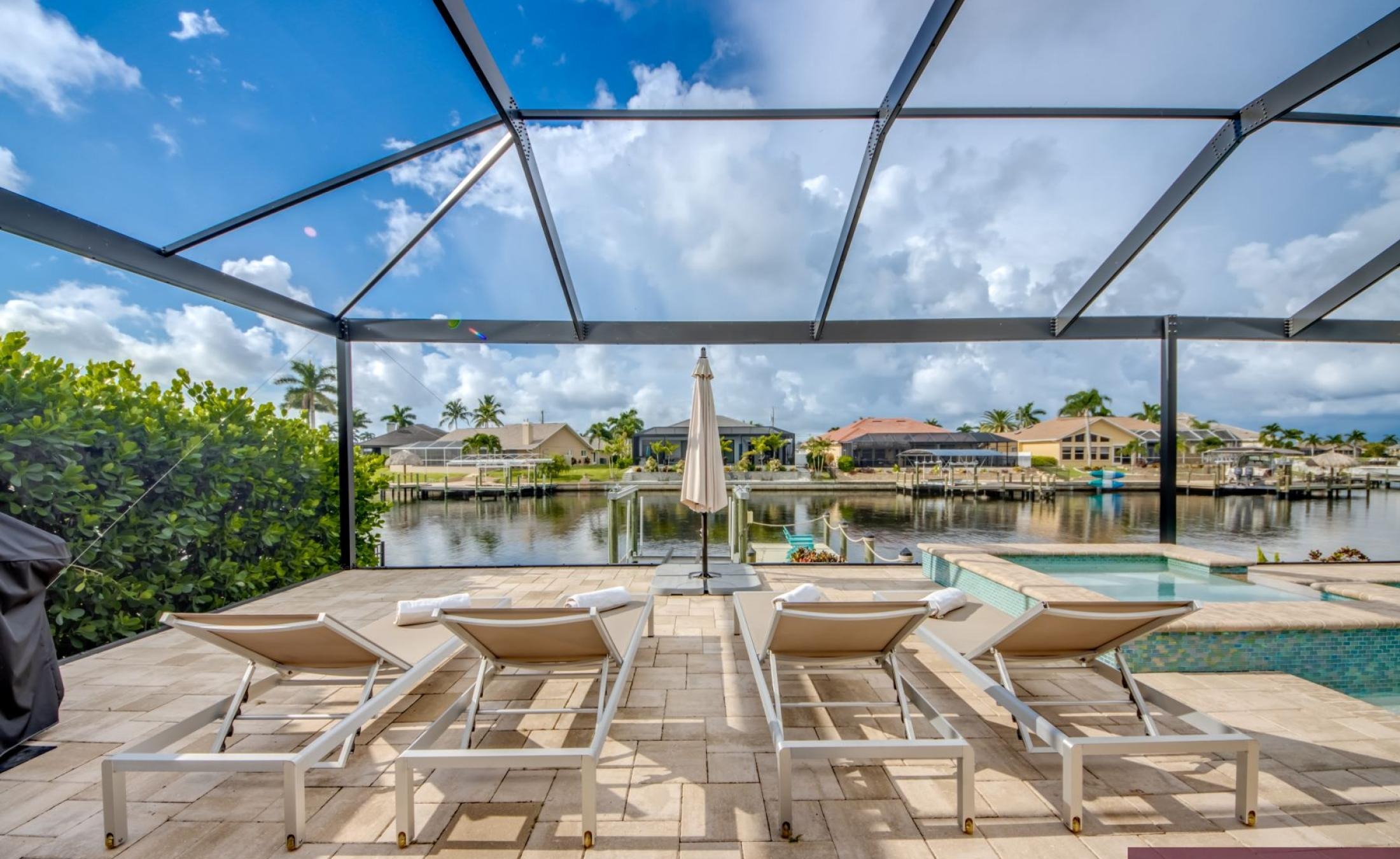 Beheizter Pool mit Spa auf der sonnigen Terrasse am Wasser.