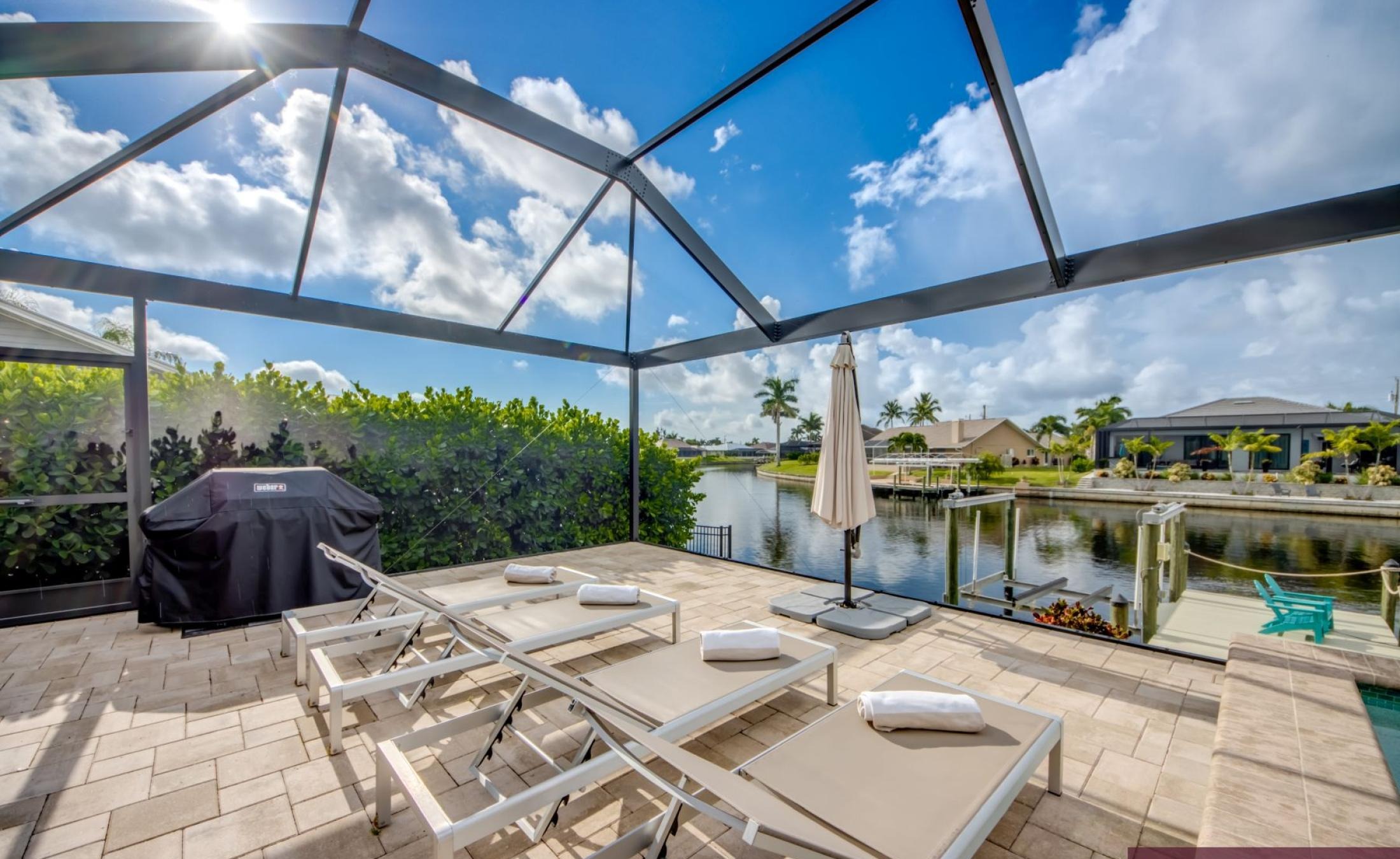 Beheizter Pool mit integriertem Spa auf der Sonnenterrasse am Wasser.