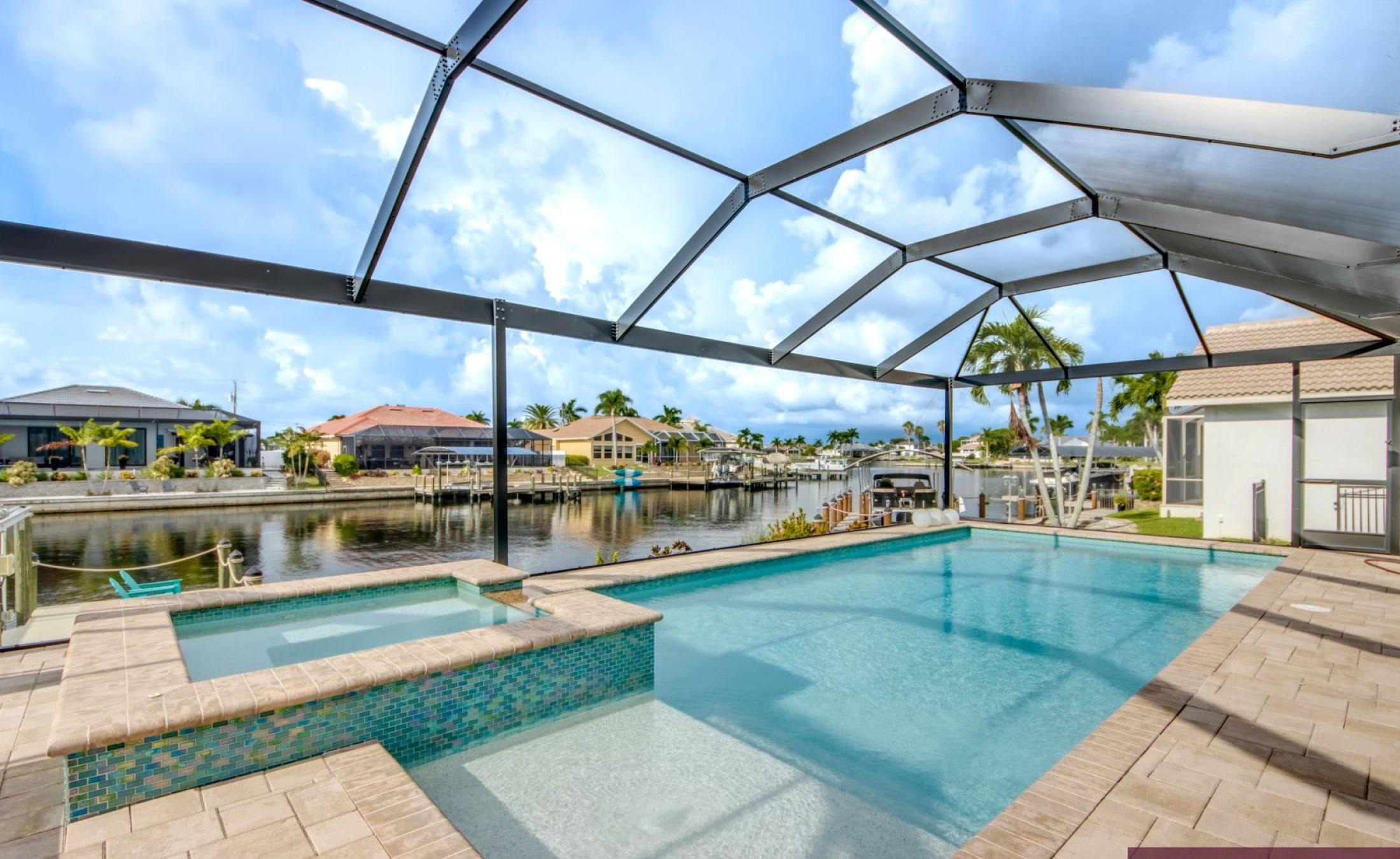 Beheizter Pool mit integriertem Spa auf der Sonnenterrasse am Wasser.