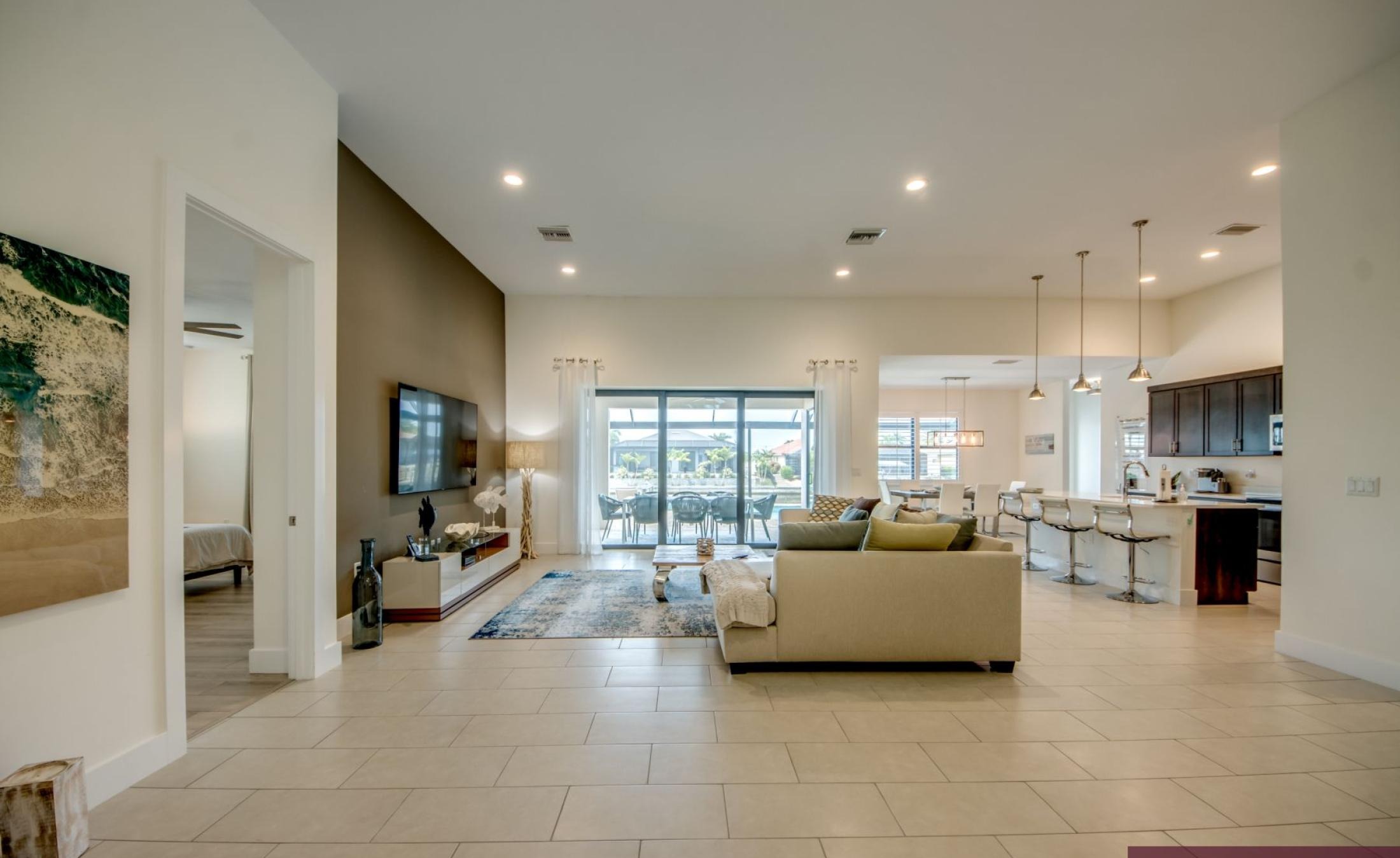 Beheizter Pool mit Spa auf sonniger Terrasse am Wasser.