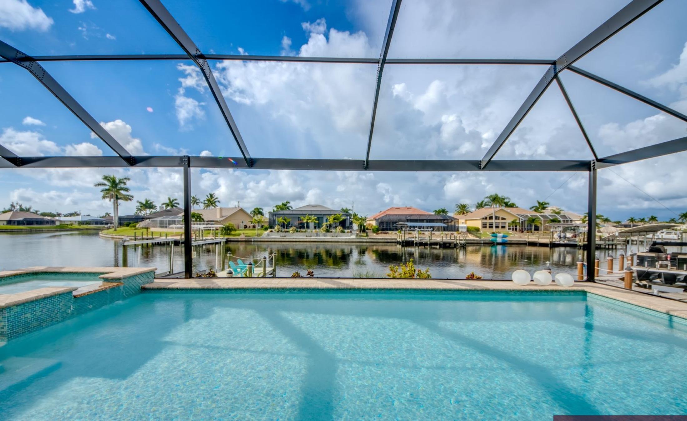 Beheizter Pool mit integriertem Spa auf der Sonnenterrasse am Wasser.