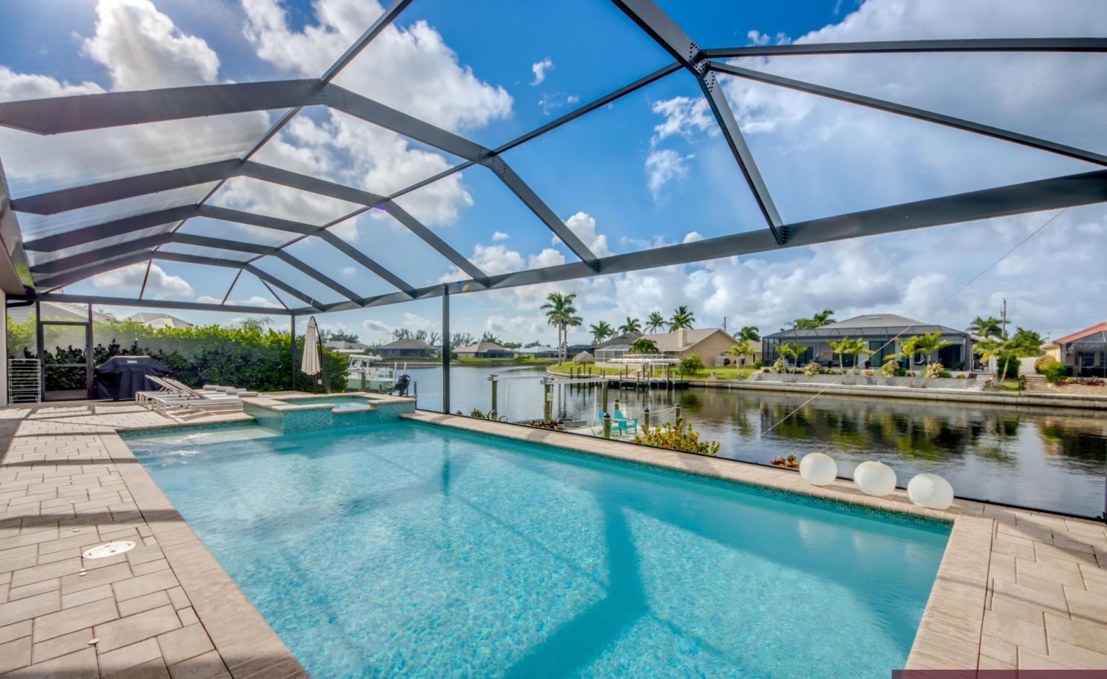 Beheizter Pool mit Spa auf der Sonnenterrasse am Wasser.