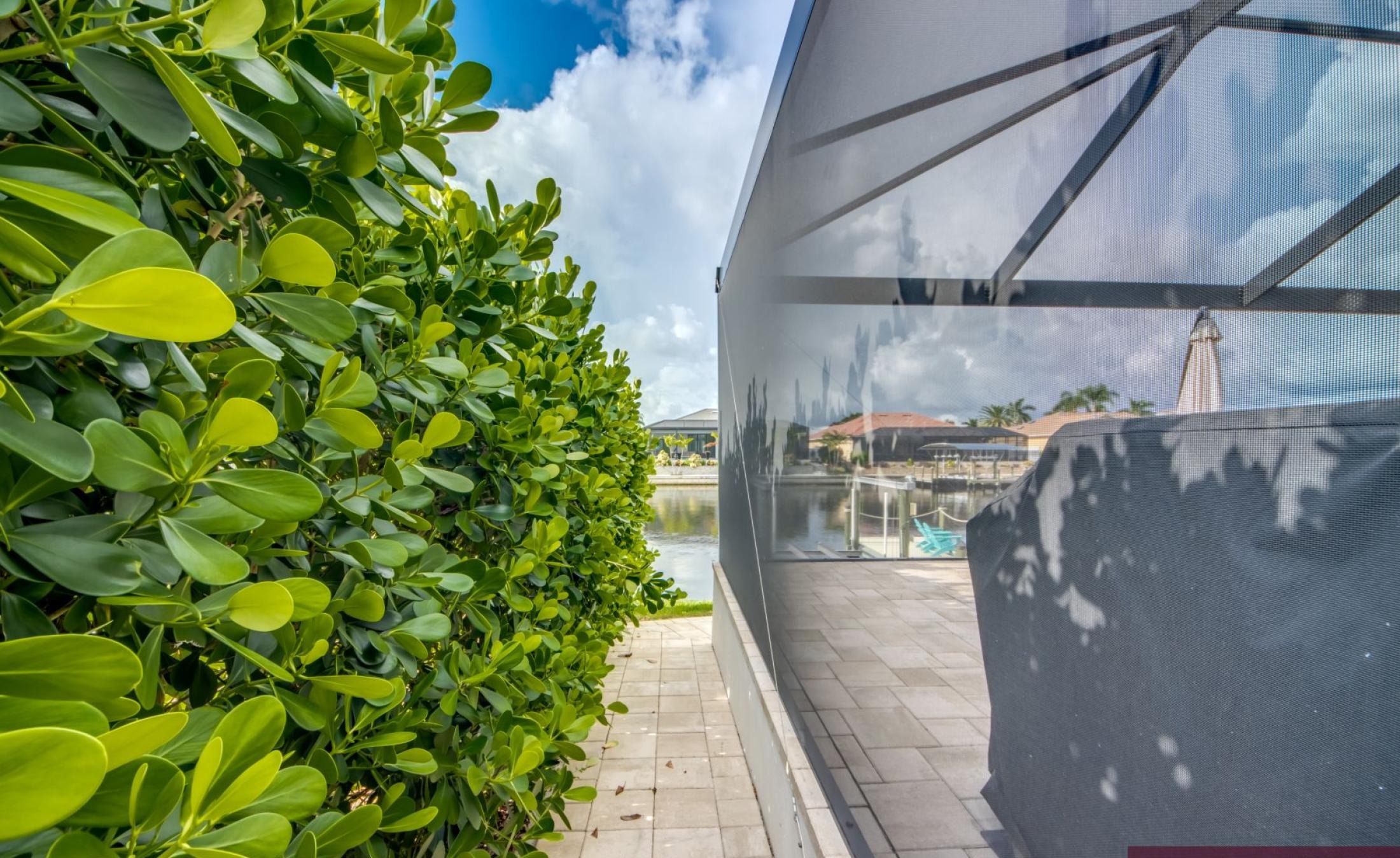 Beheizter Pool mit Spa und Sonnenterrasse am Wasser.
