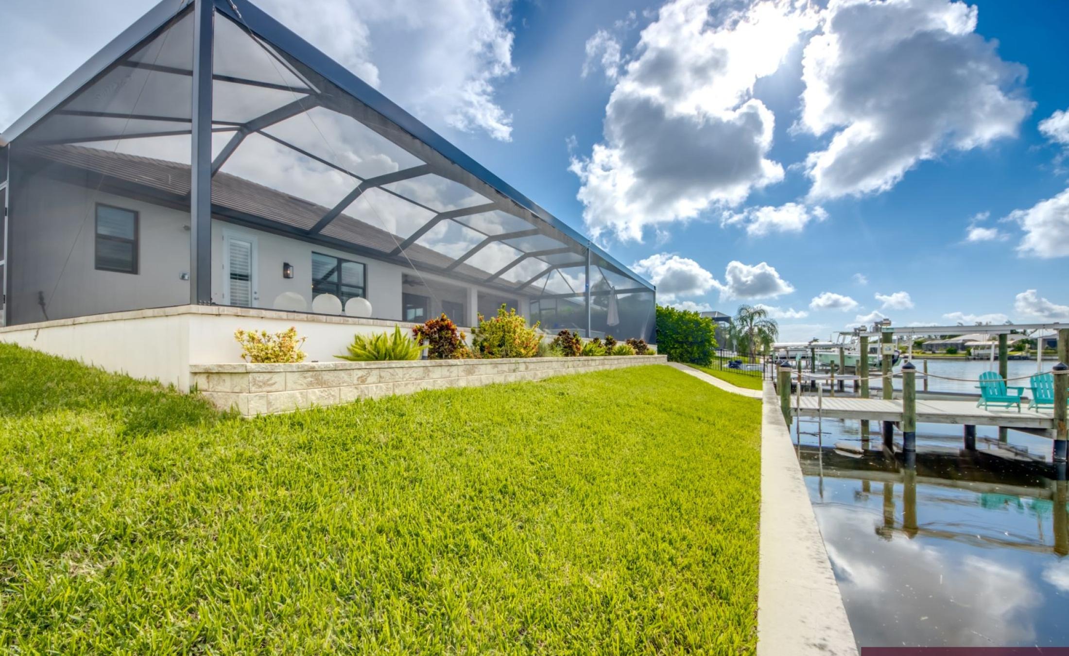 Beheizter Pool mit Spa und Terrasse am Wasser.